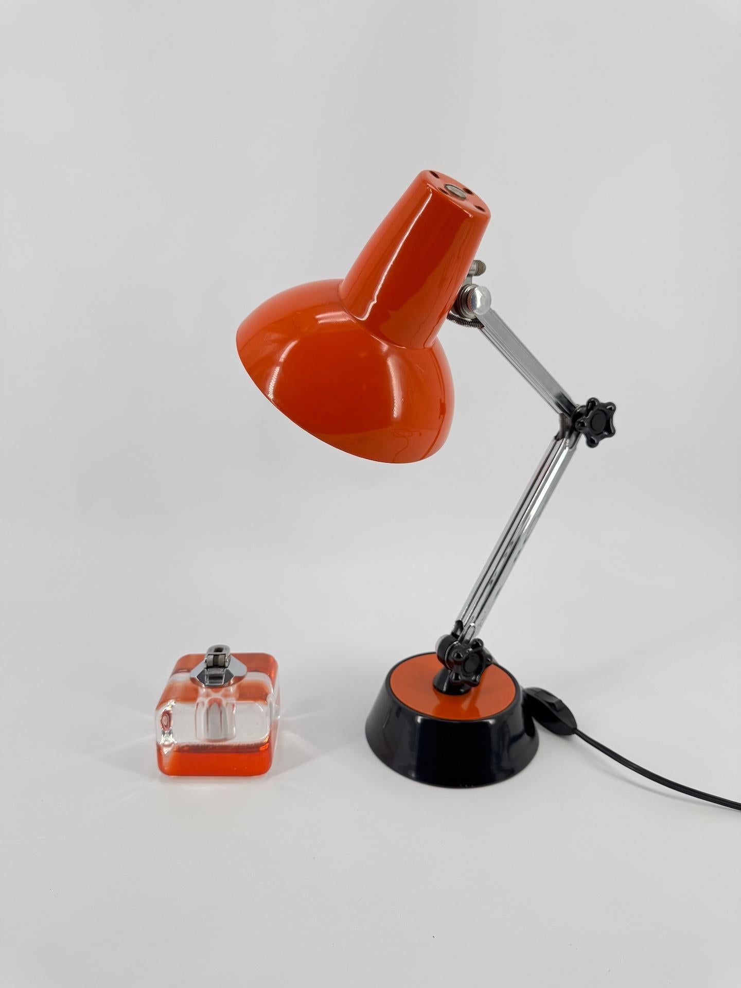 Cette lampe de table française articulée des années 1970 est très bien faite, de par sa construction et la qualité de tous ses composants. 
Il peut prendre toutes les positions et dispose d'un poids sous sa base pour le maintenir parfaitement stable