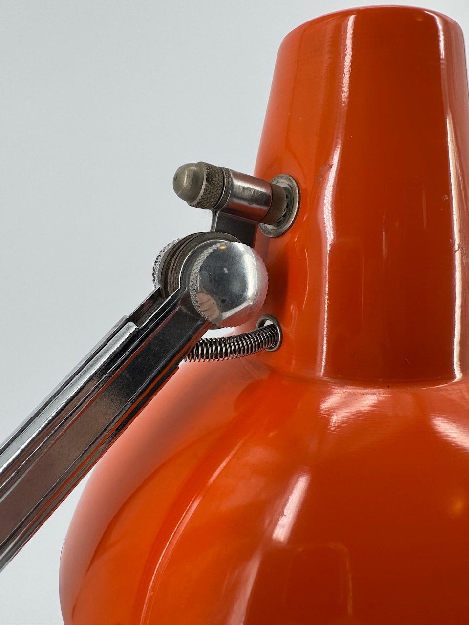 Français Table française articulée des années 1970, chrome clair et métal laqué orange foncé en vente