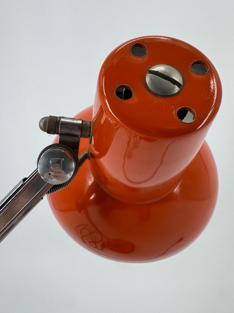 Table française articulée des années 1970, chrome clair et métal laqué orange foncé en vente 1