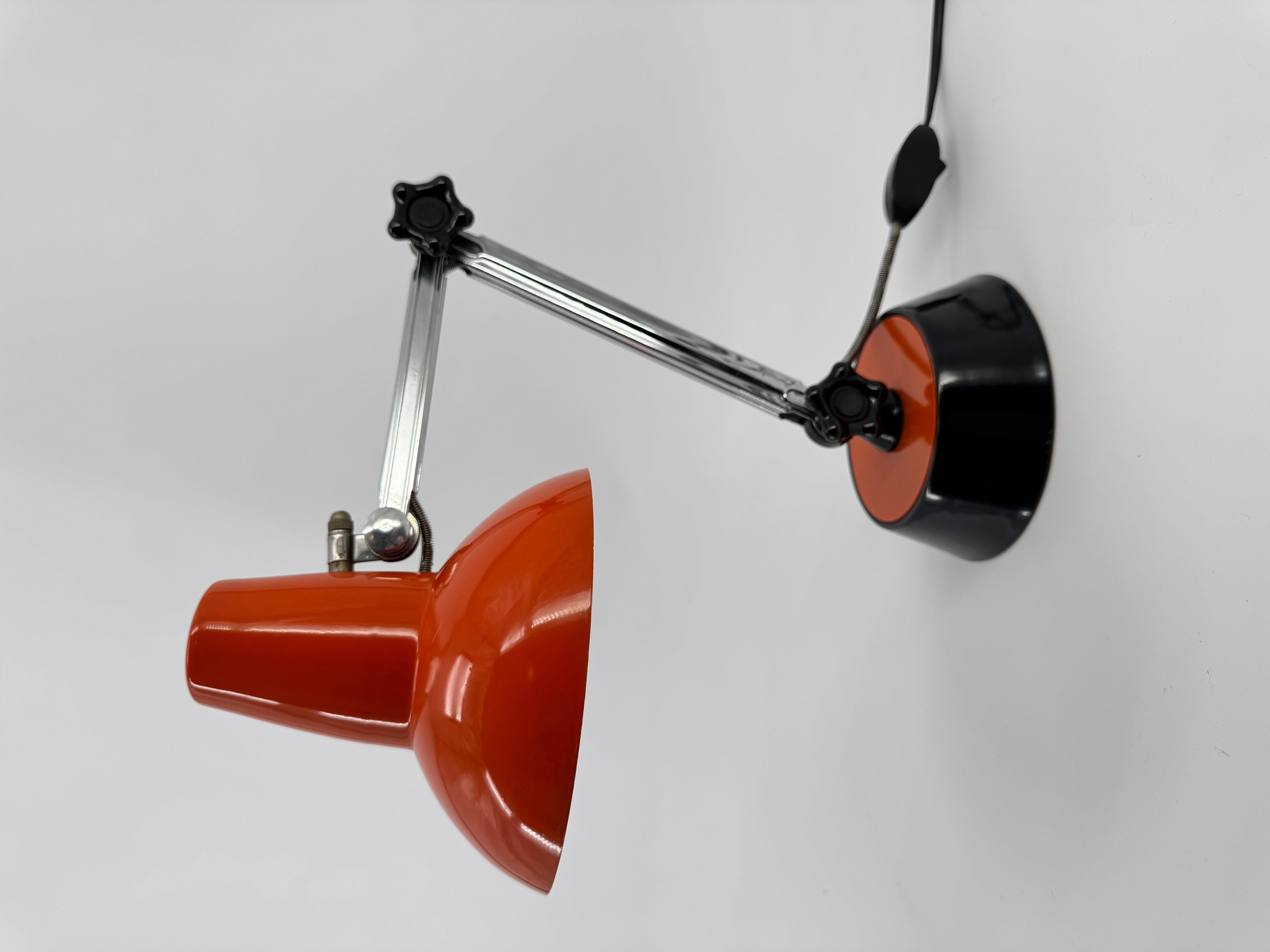 Table française articulée des années 1970, chrome clair et métal laqué orange foncé en vente 2