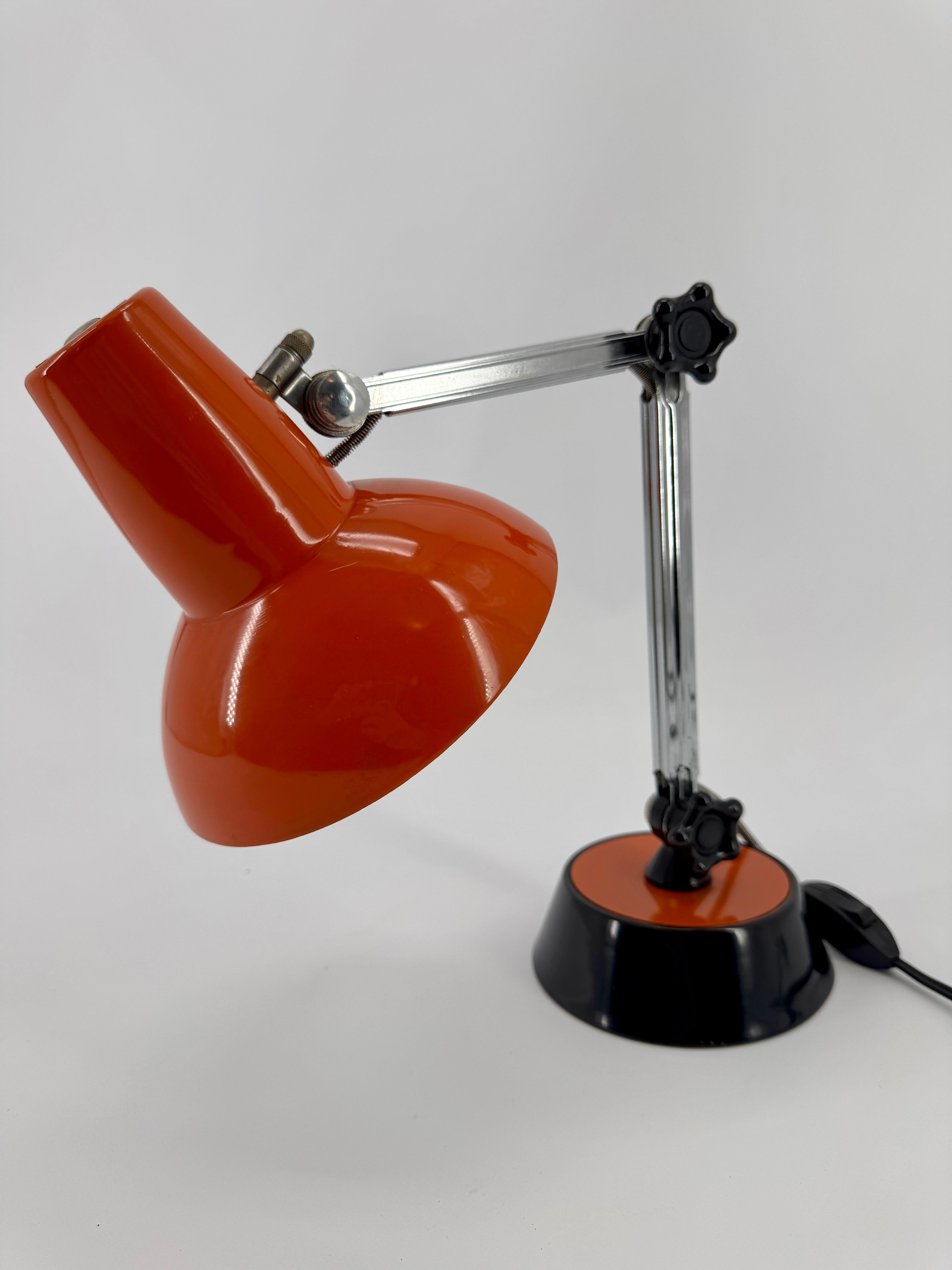 Fin du 20e siècle Table française articulée des années 1970, chrome clair et métal laqué orange foncé en vente