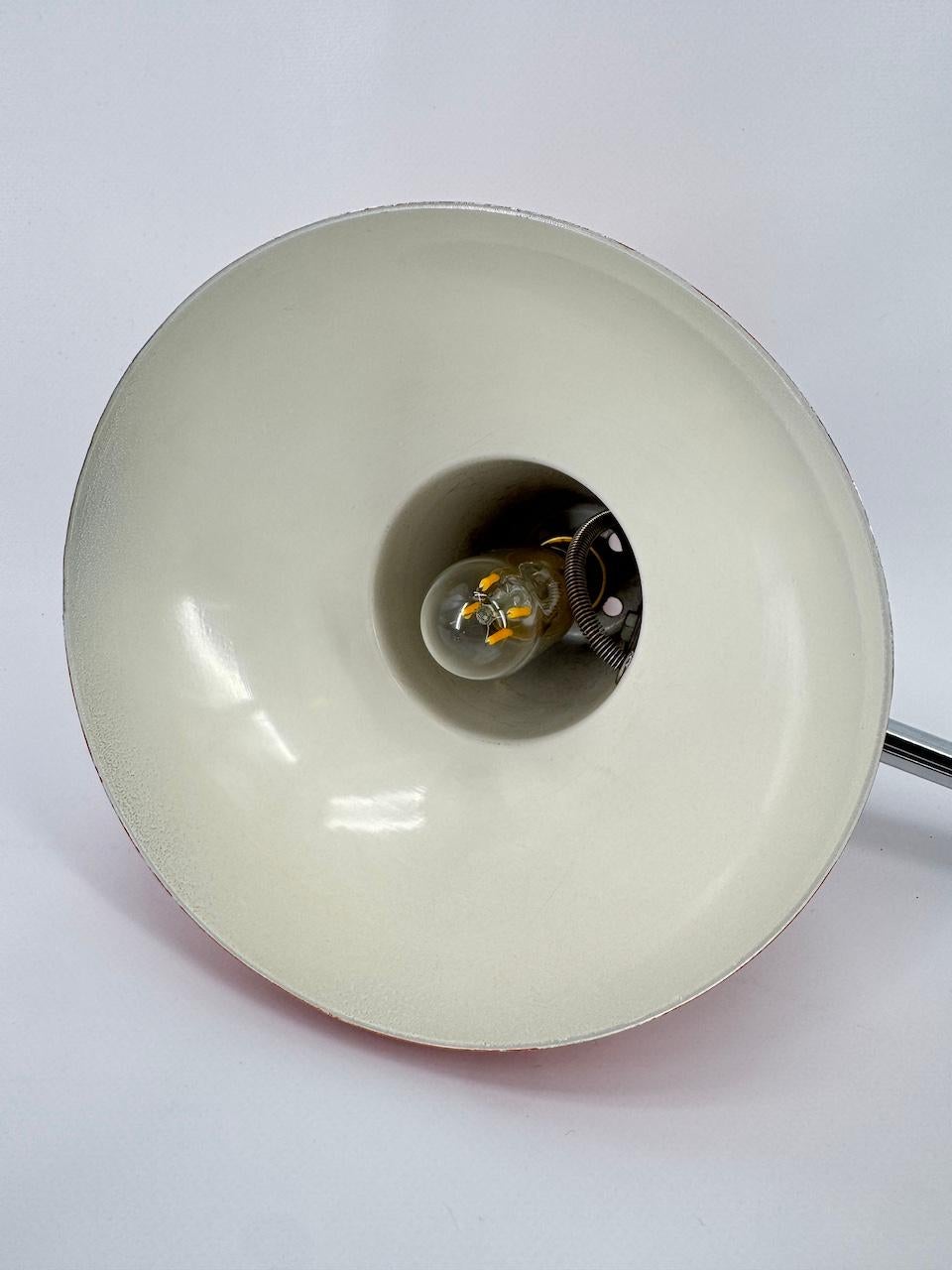 Table française articulée des années 1970, chrome clair et métal laqué orange foncé en vente 3