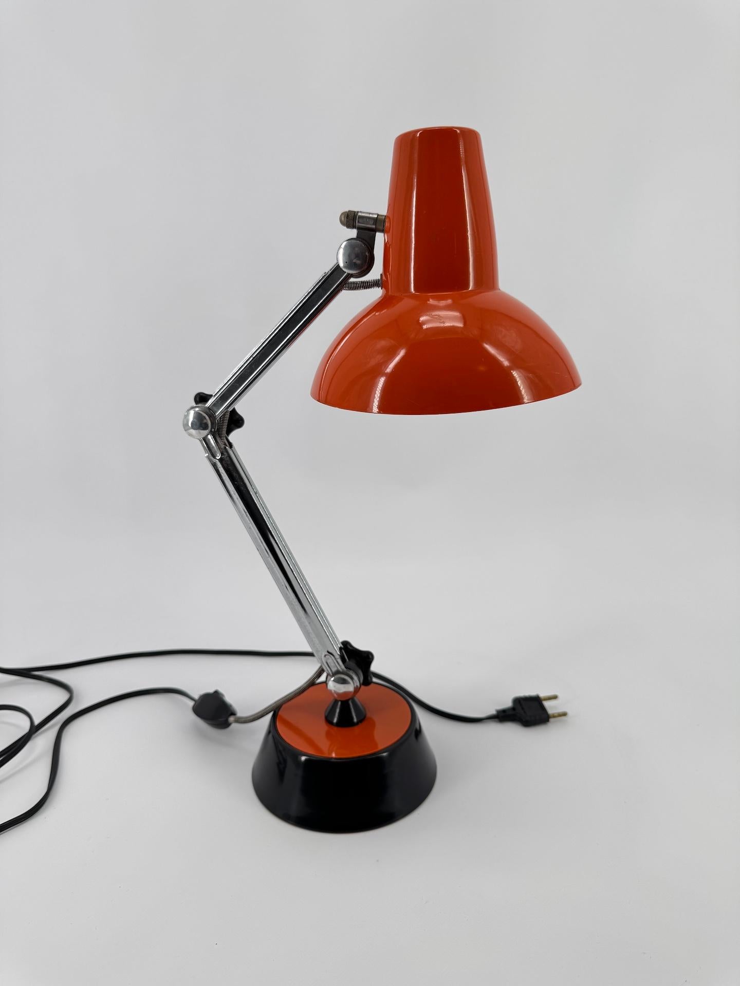 Bohème Table française articulée des années 1970, chrome clair et métal laqué orange foncé en vente