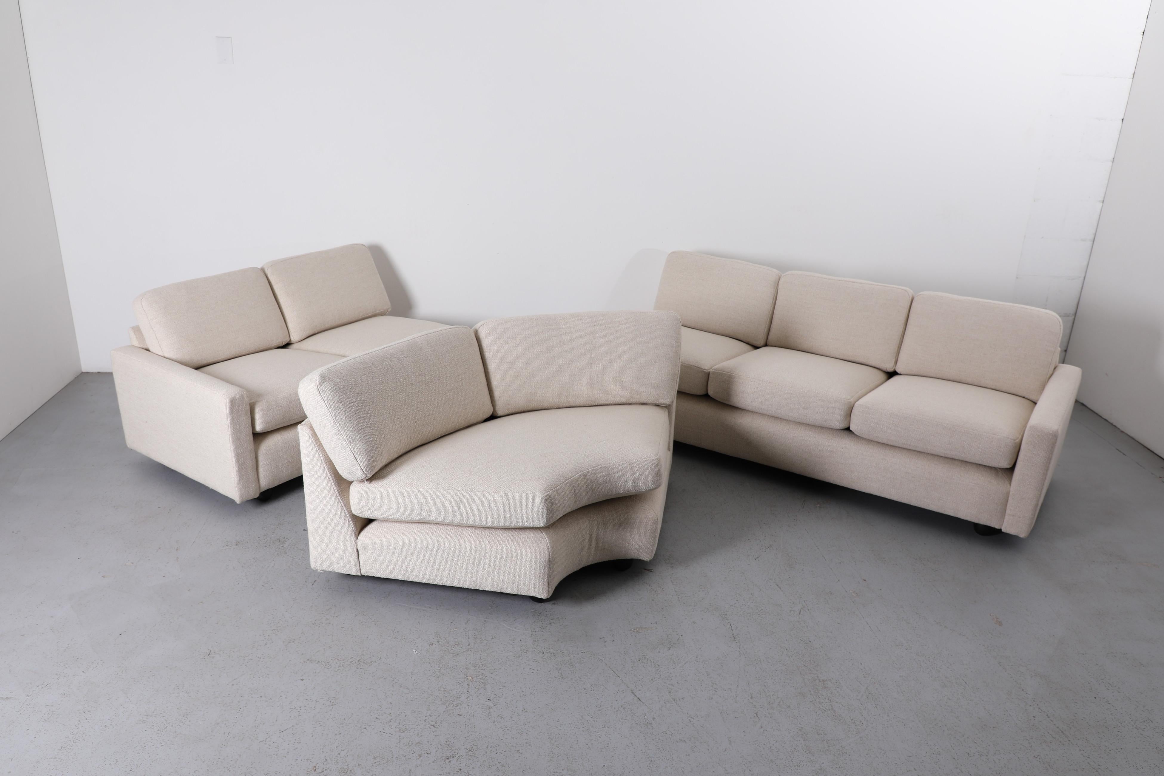 Divano componibile curvo Artifort degli anni '70, tappezzeria crema, piedini a sfera neri in vendita 3