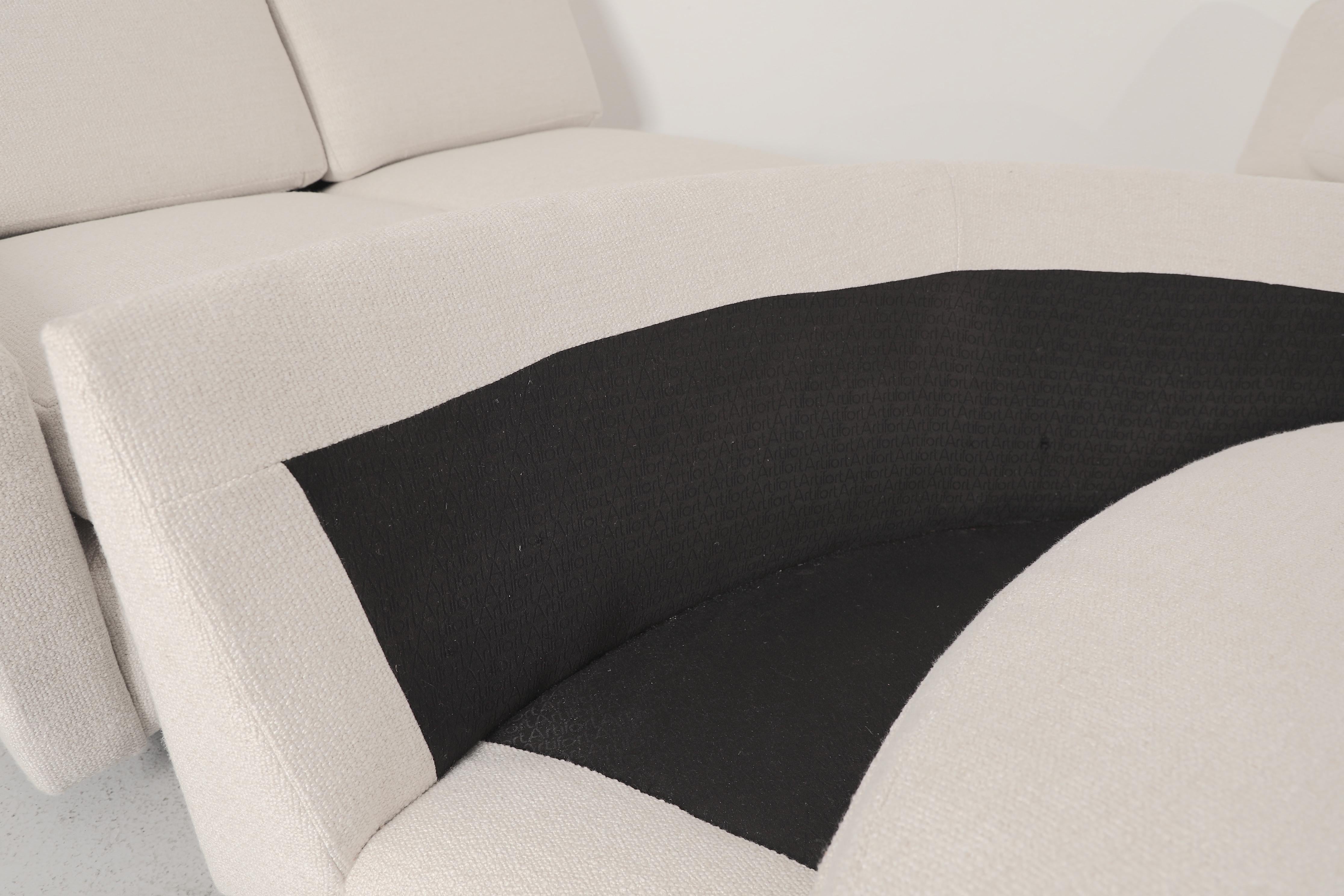 Divano componibile curvo Artifort degli anni '70, tappezzeria crema, piedini a sfera neri in vendita 4
