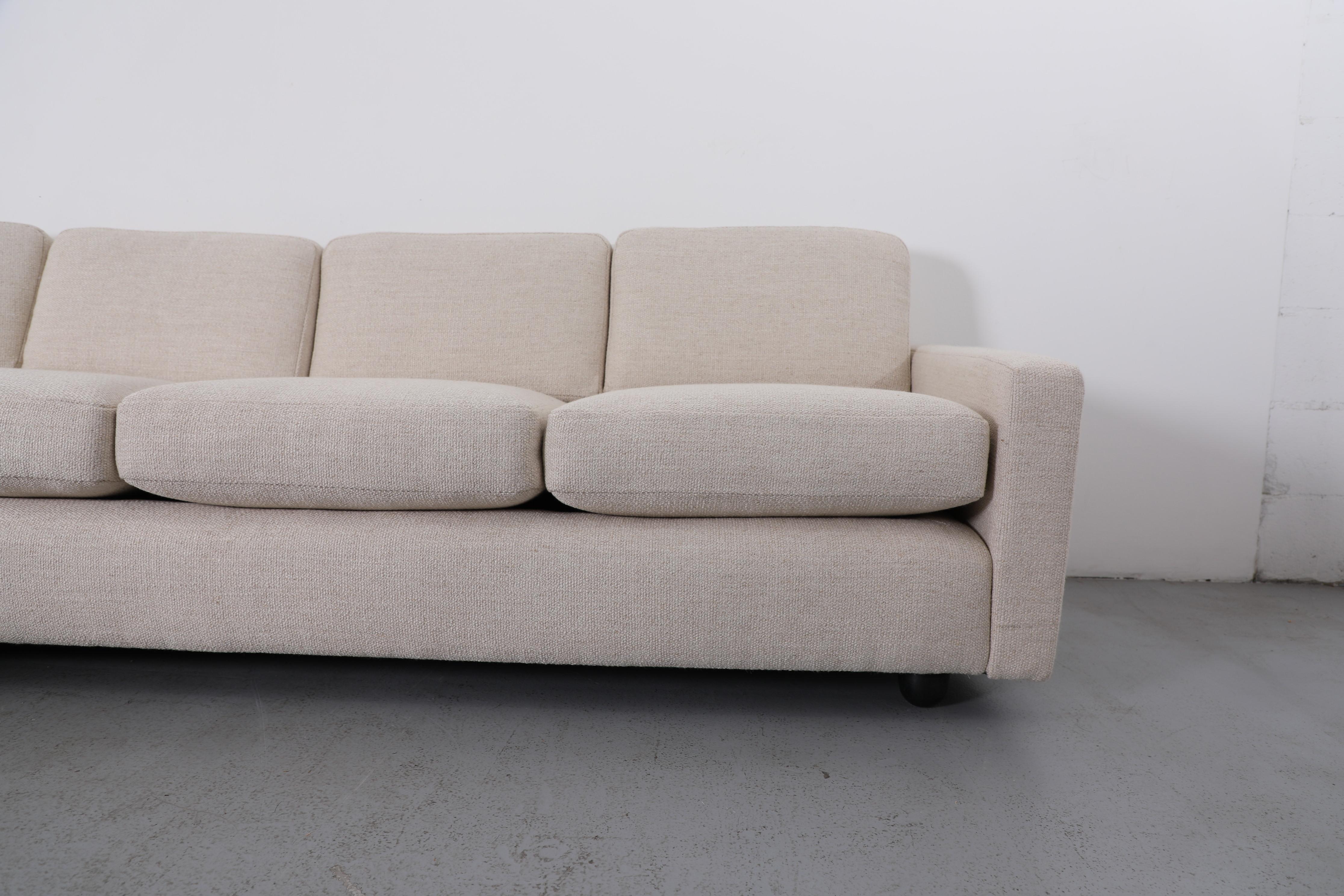 Divano componibile curvo Artifort degli anni '70, tappezzeria crema, piedini a sfera neri in vendita 5