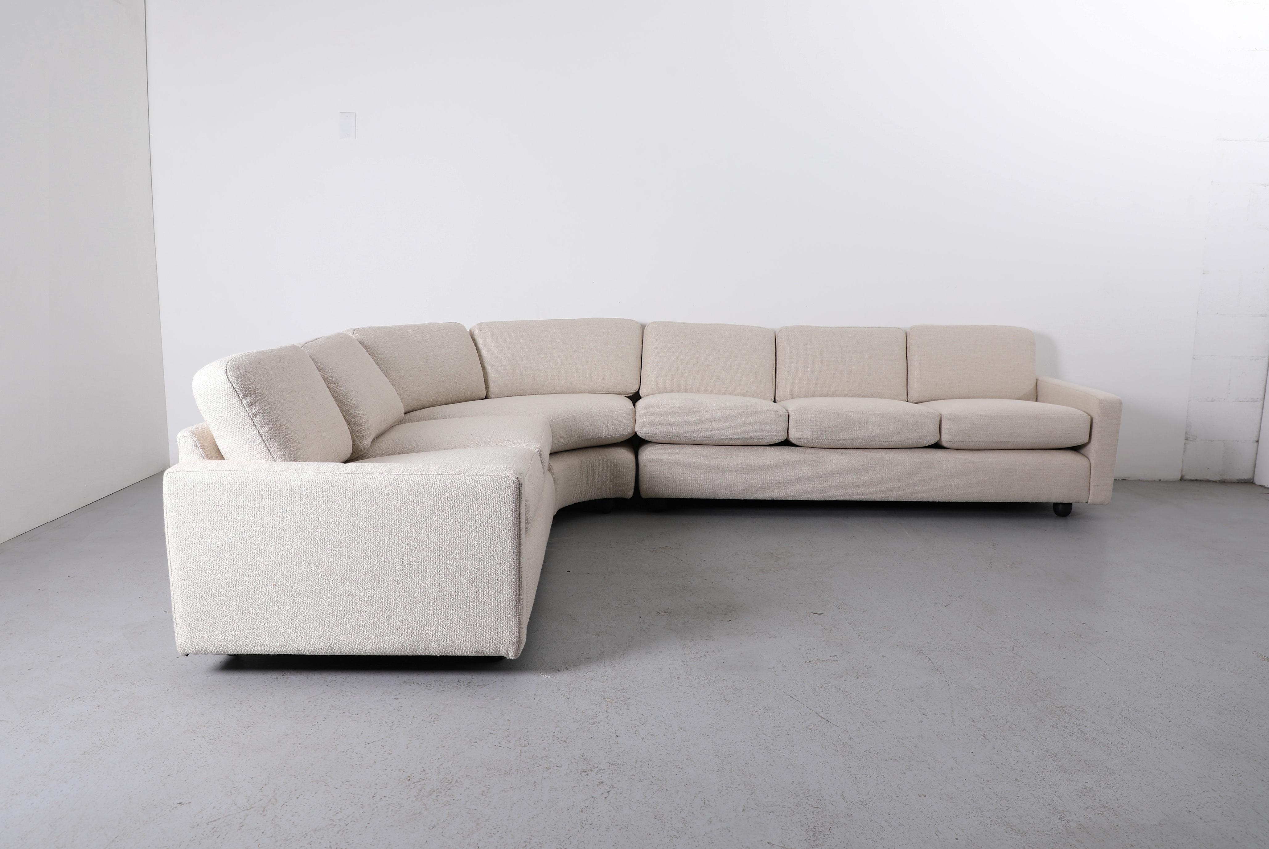 Selezionato a mano dai Paesi Bassi, questo componibile Artifort dei primi anni '70 rappresenta l'abbraccio dell'epoca alla vita modulare e al comfort sofisticato. La configurazione a L mette in mostra l'impegno del produttore olandese sia per la