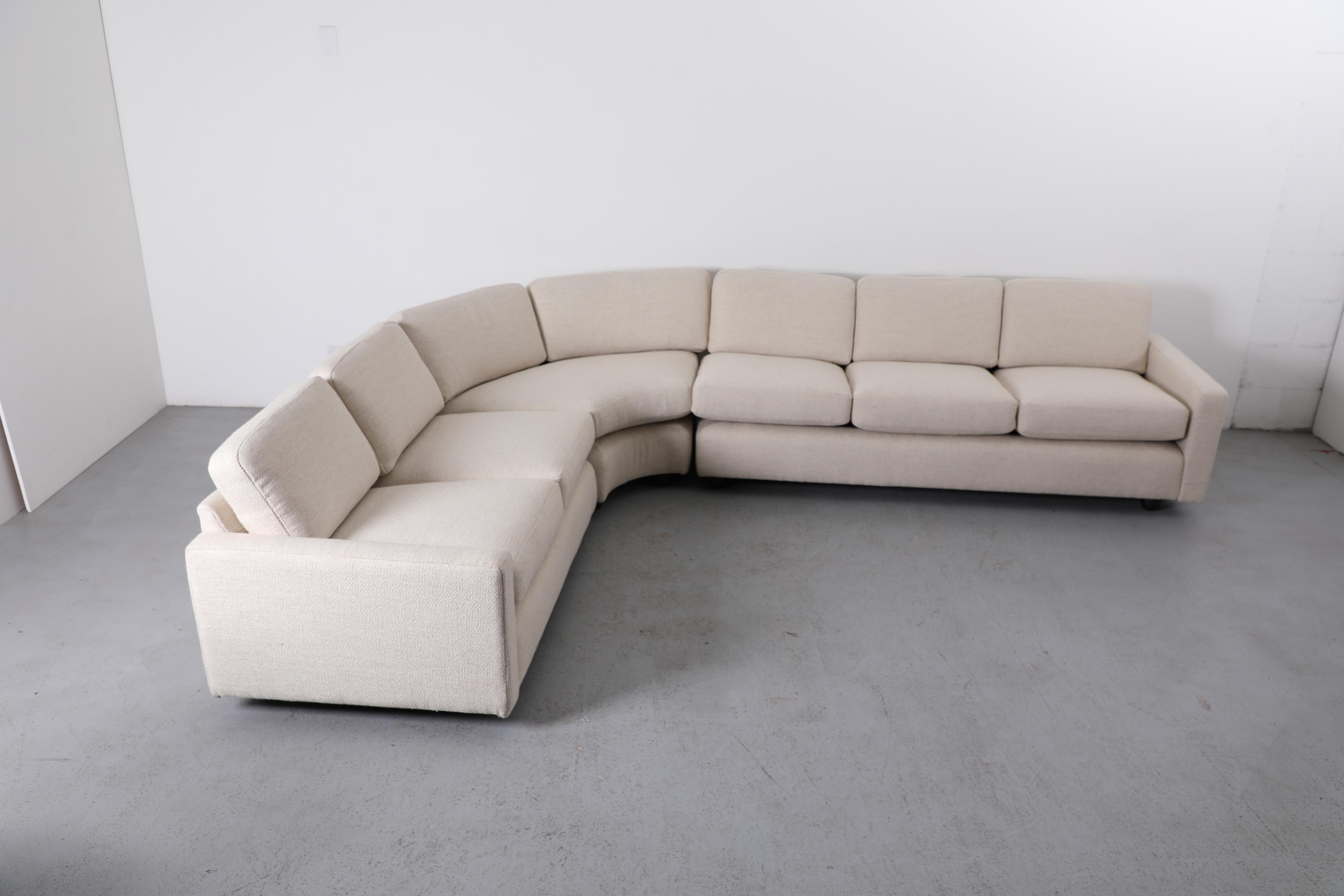 Mid-Century moderno Divano componibile curvo Artifort degli anni '70, tappezzeria crema, piedini a sfera neri in vendita