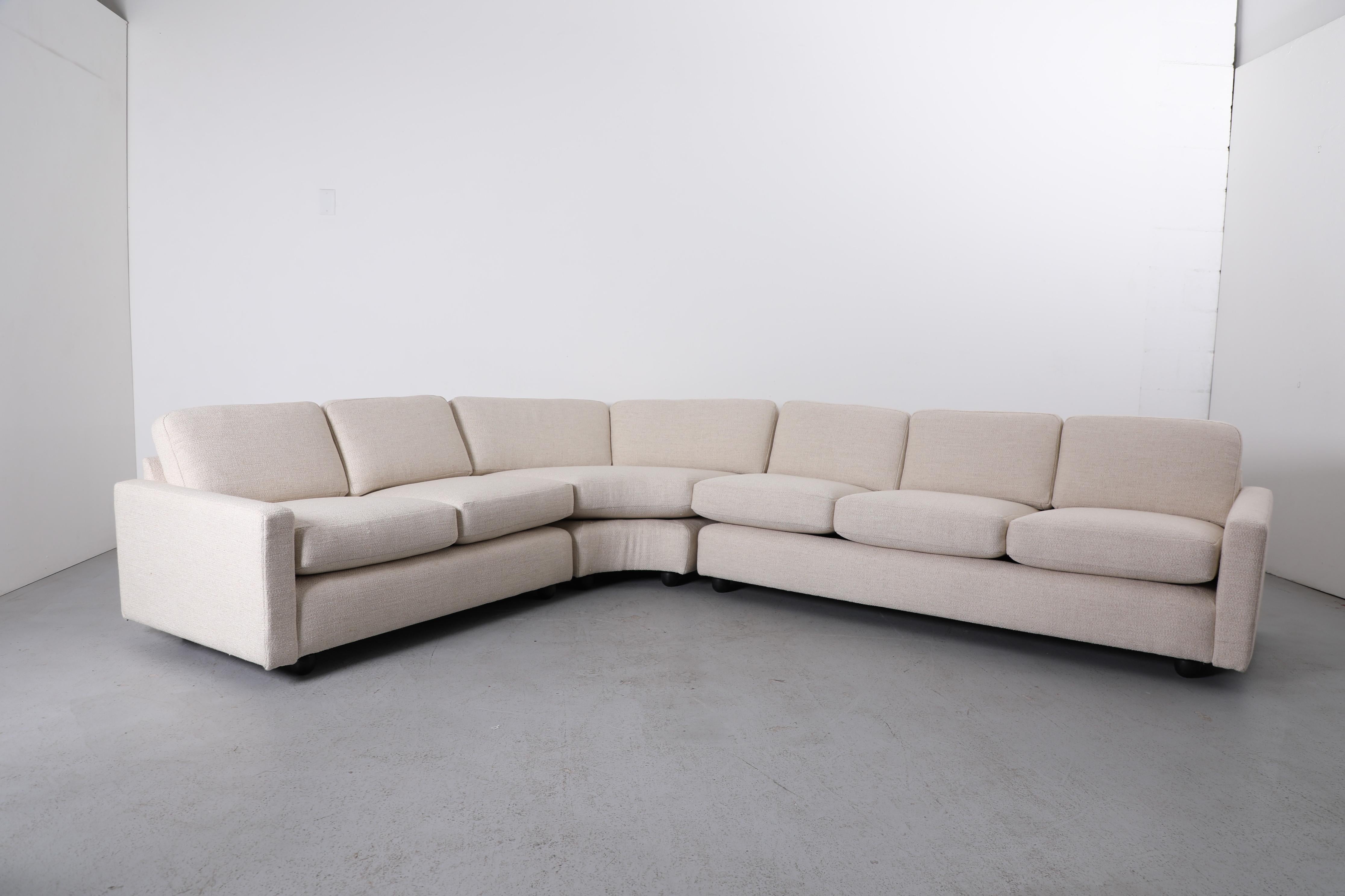 Olandese Divano componibile curvo Artifort degli anni '70, tappezzeria crema, piedini a sfera neri in vendita