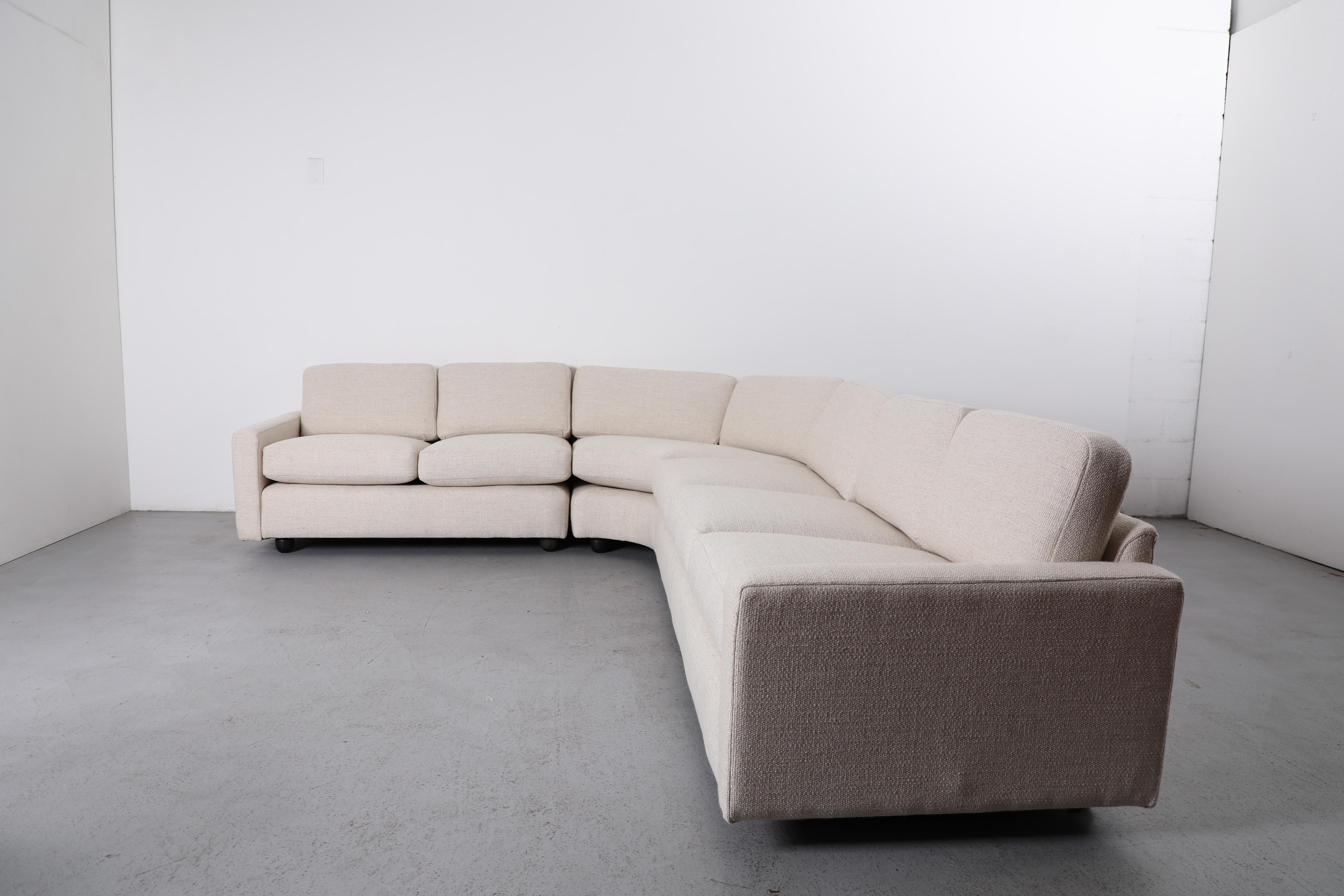 Divano componibile curvo Artifort degli anni '70, tappezzeria crema, piedini a sfera neri In condizioni buone in vendita a Los Angeles, CA