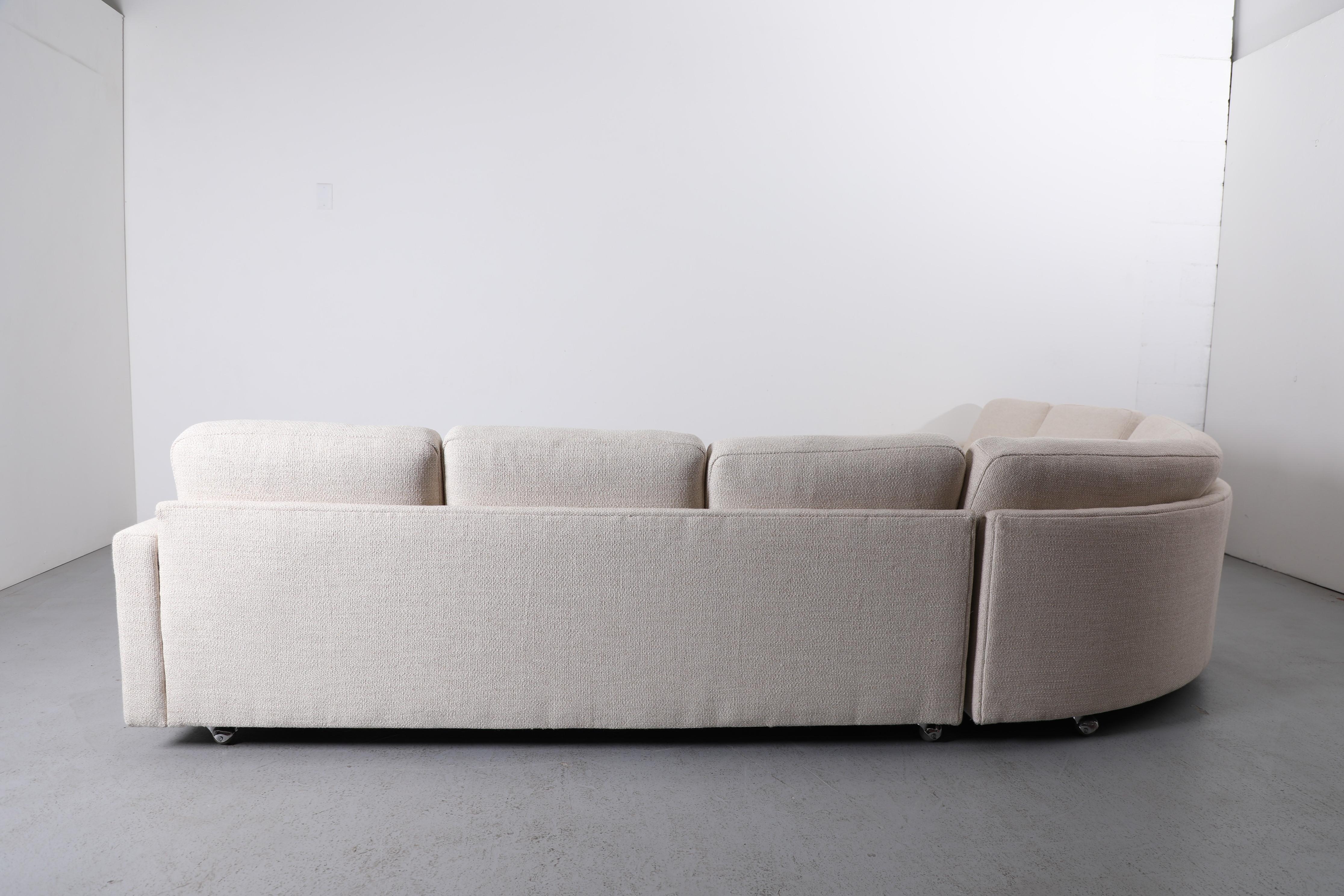 Fine XX secolo Divano componibile curvo Artifort degli anni '70, tappezzeria crema, piedini a sfera neri in vendita