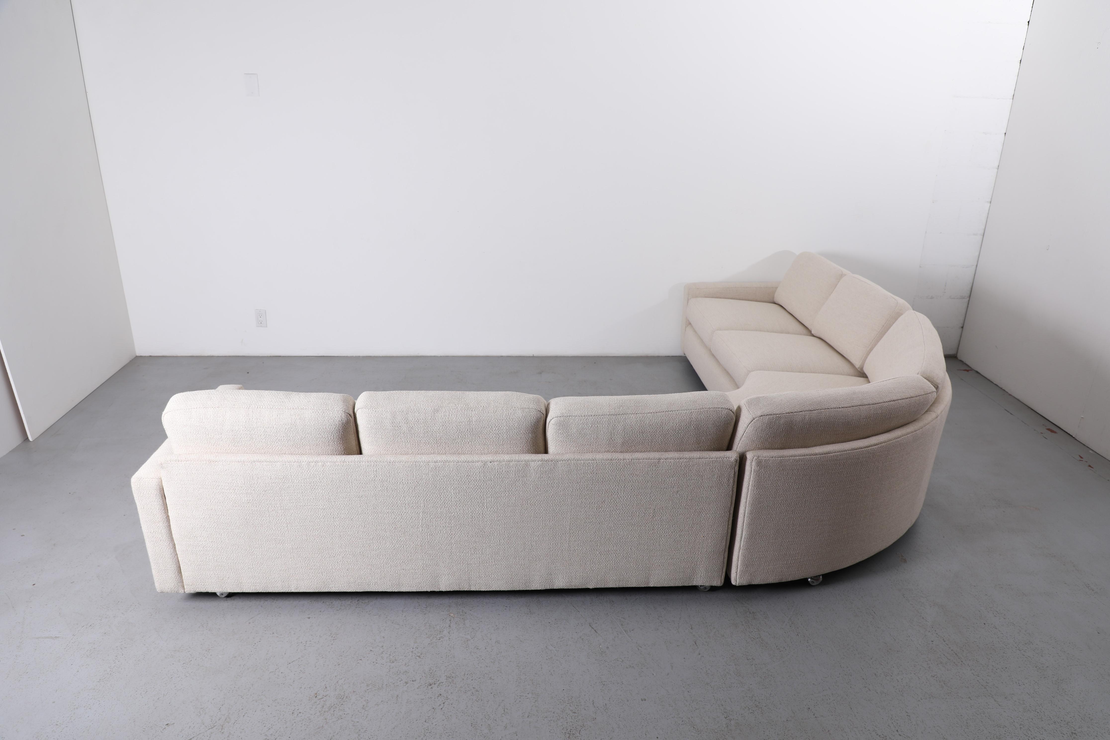 Tessuto Divano componibile curvo Artifort degli anni '70, tappezzeria crema, piedini a sfera neri in vendita