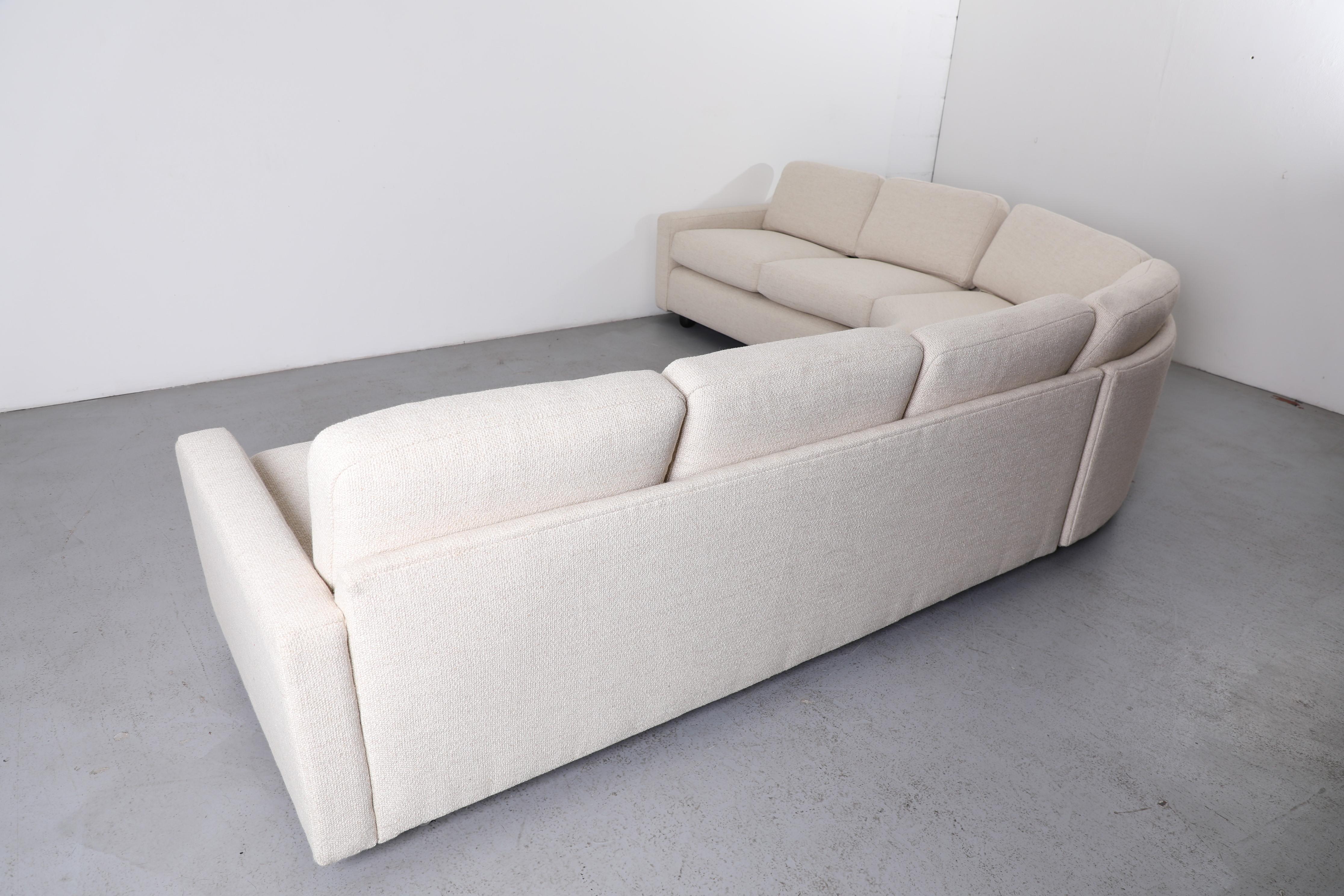 Divano componibile curvo Artifort degli anni '70, tappezzeria crema, piedini a sfera neri in vendita 1