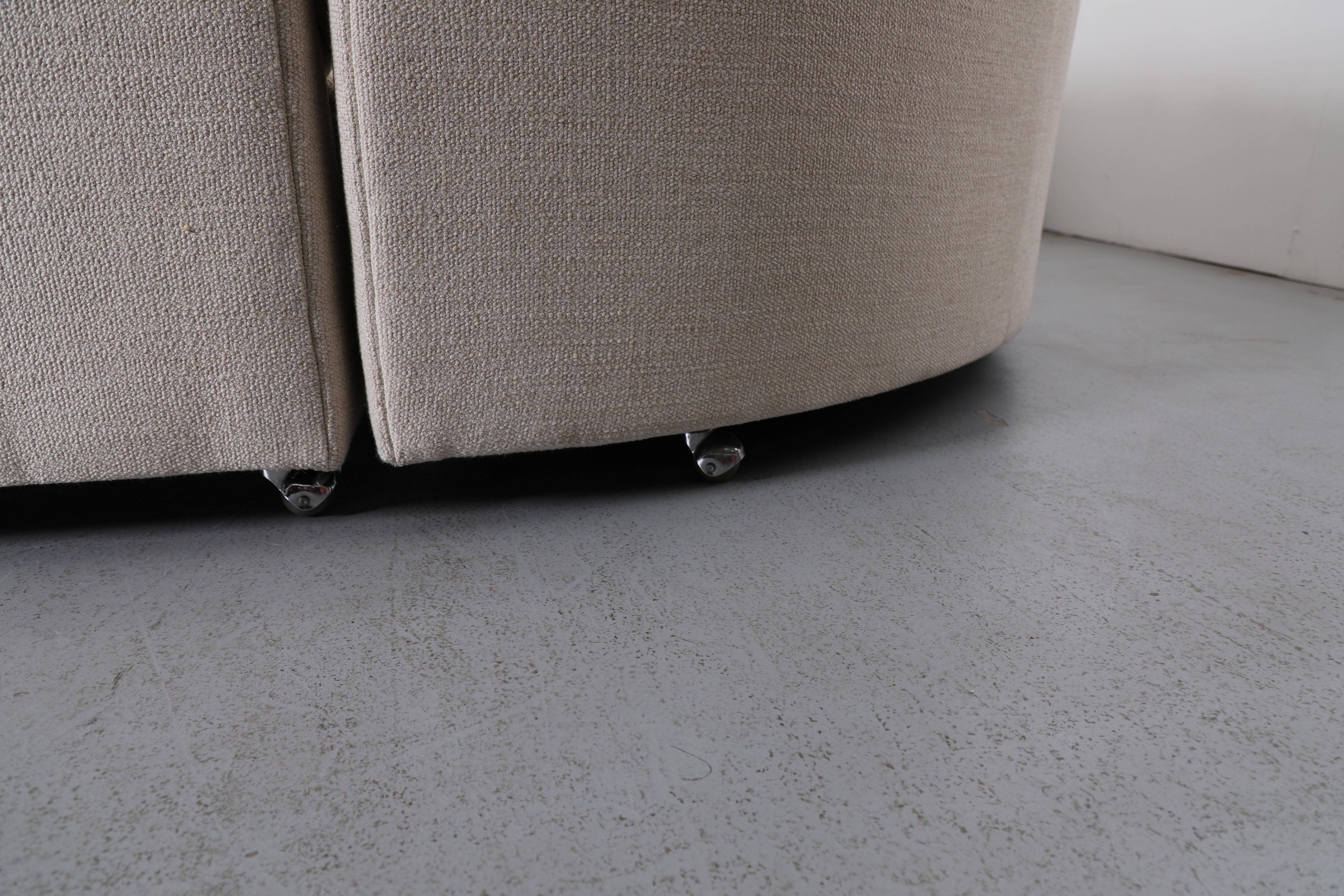 Divano componibile curvo Artifort degli anni '70, tappezzeria crema, piedini a sfera neri in vendita 2