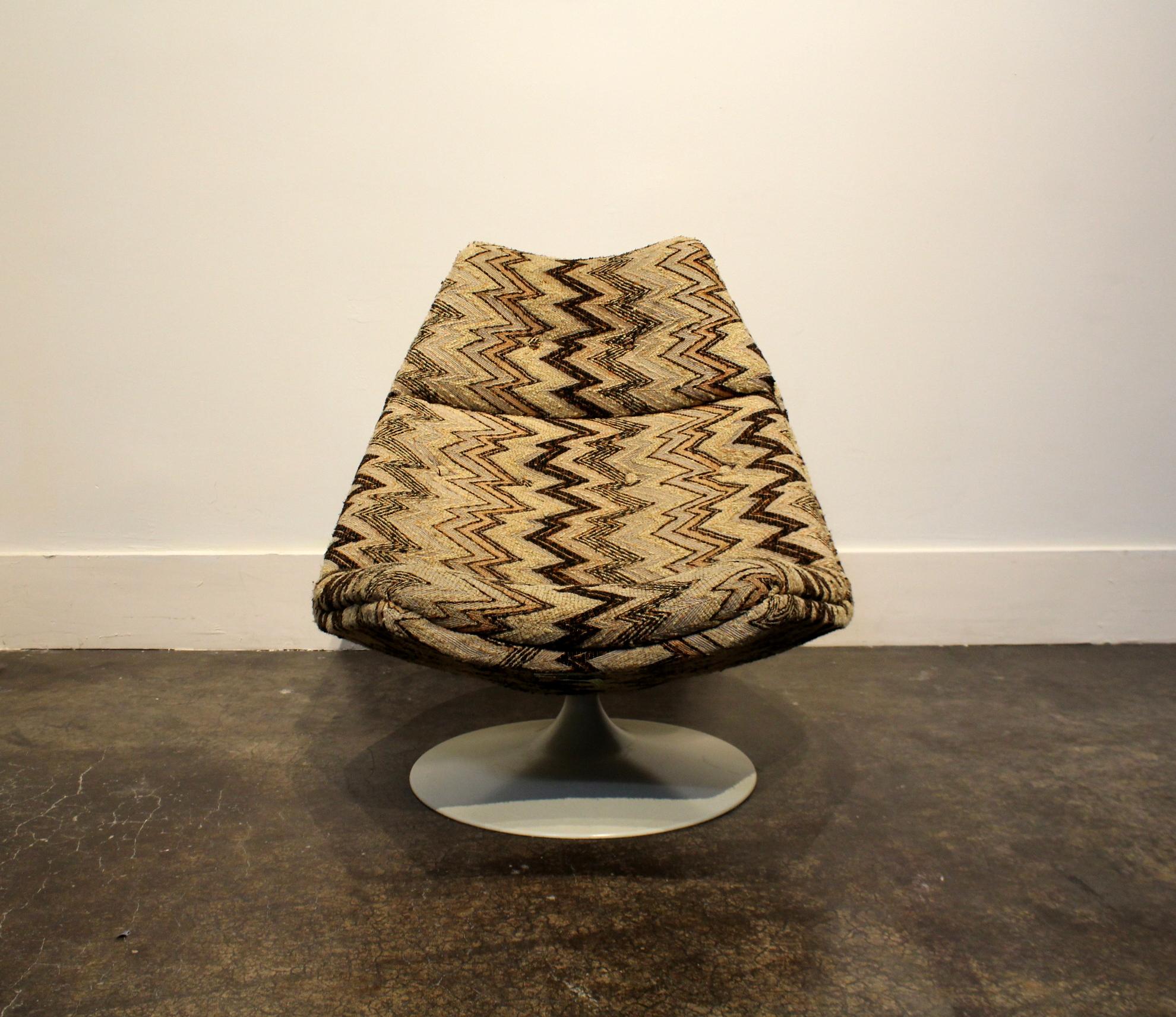 Model F511 lounge chair designed by Geoffrey Harcourt for Artifort in the 1960s. This model was produced in the 1970s and has its original heavy yarn zig-zag upholstery. Base is white plastic.