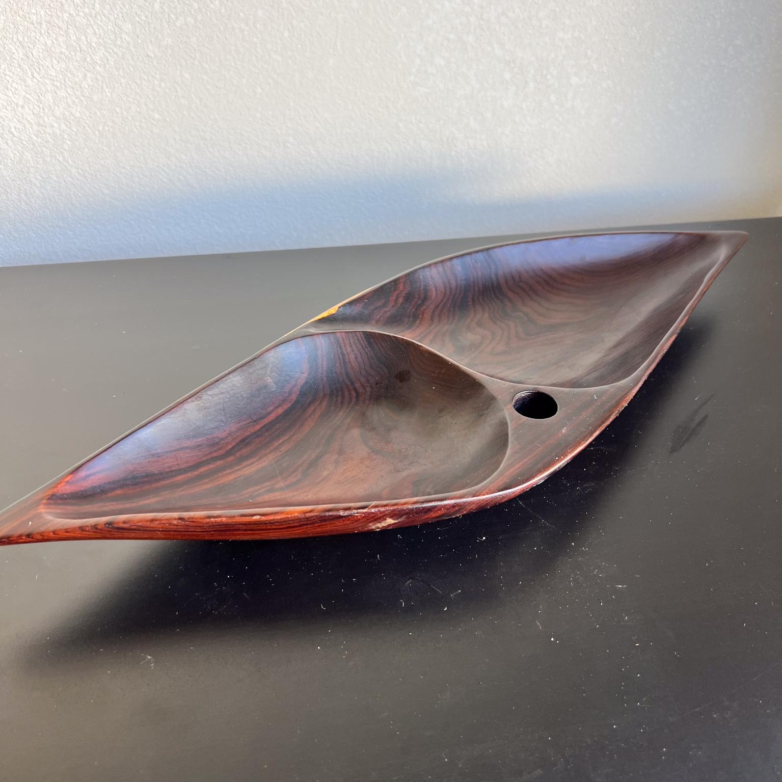 Mid-Century Modern Plat de service brésilien des années 1970 en bois exotique en vente
