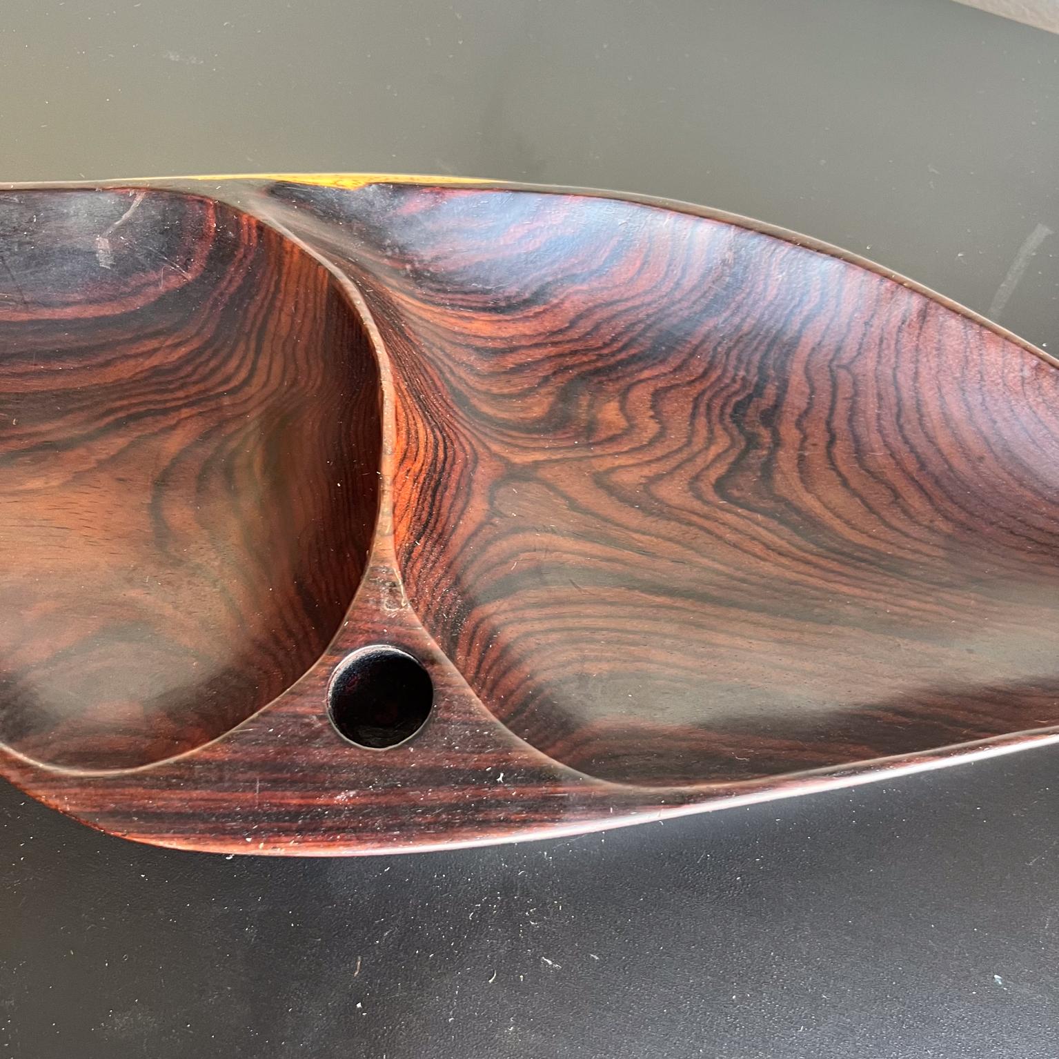 Bois de rose Plat de service brésilien des années 1970 en bois exotique en vente