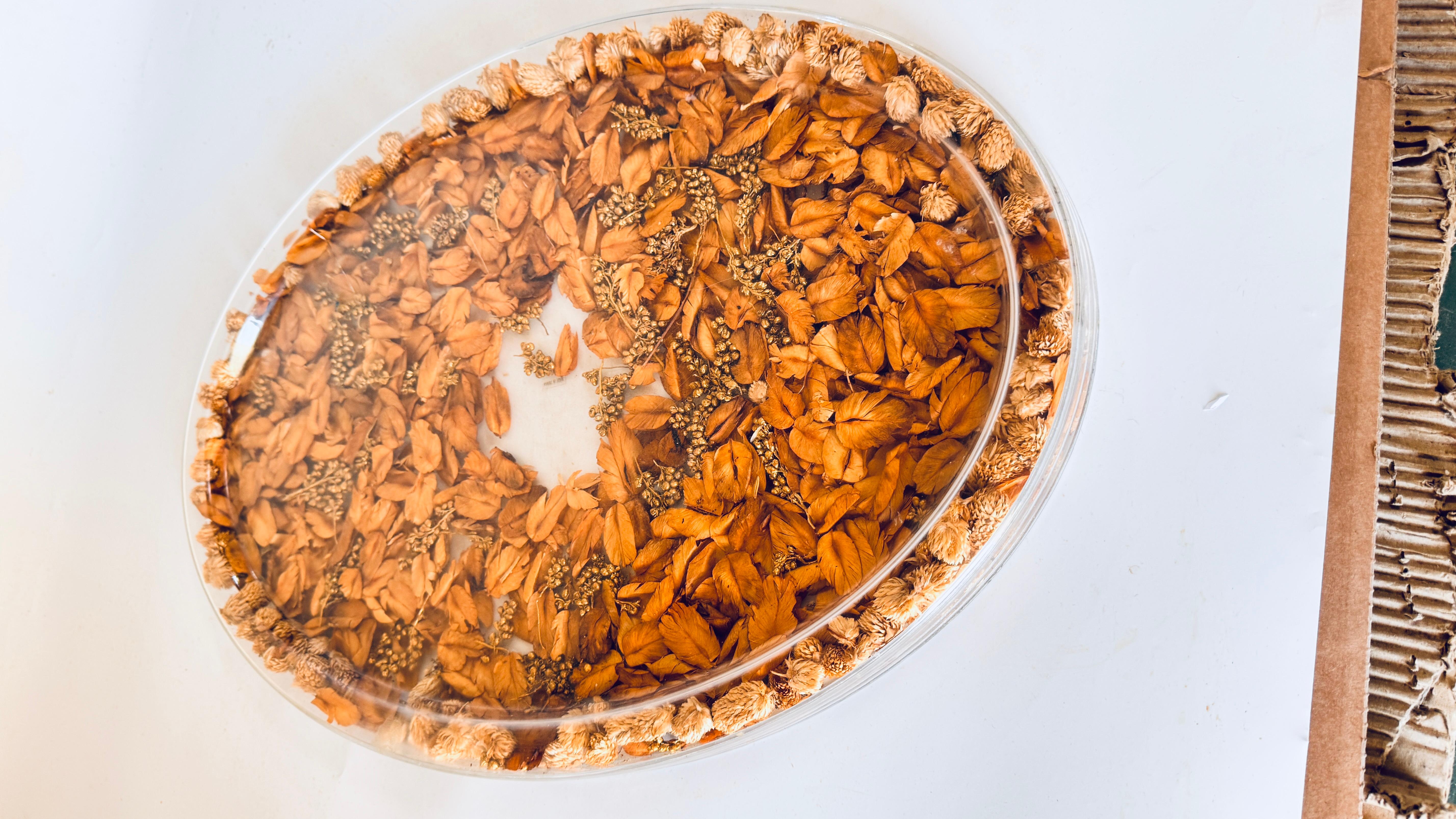 1970s Asian Hard Plastic Tray with Embedded Dried Flowers and Leaves, Oval Shape In Good Condition For Sale In Auribeau sur Siagne, FR