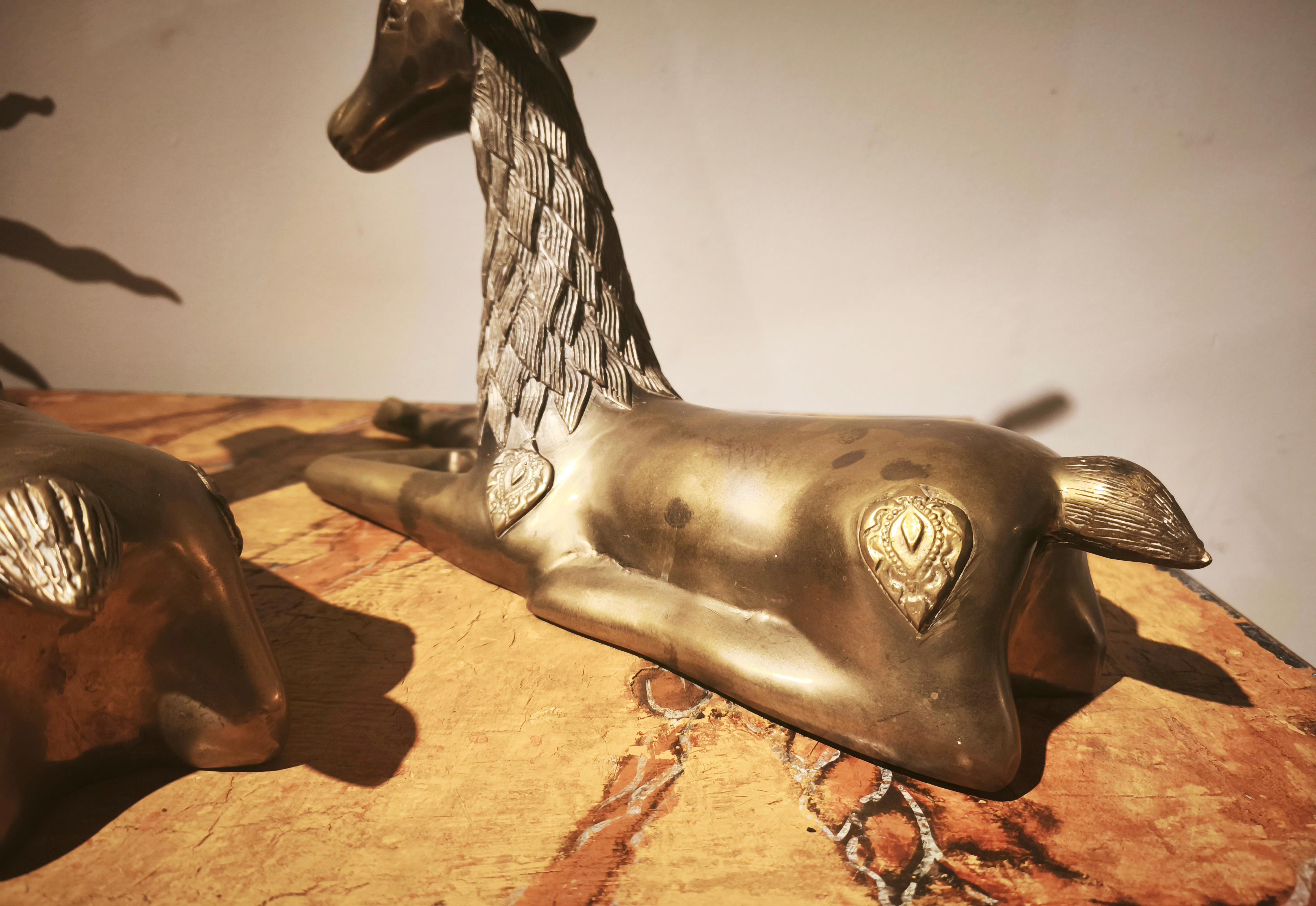 Coppia di cervi reclinabili in bronzo massiccio degli anni '70 in stile Asian Style. in vendita 4