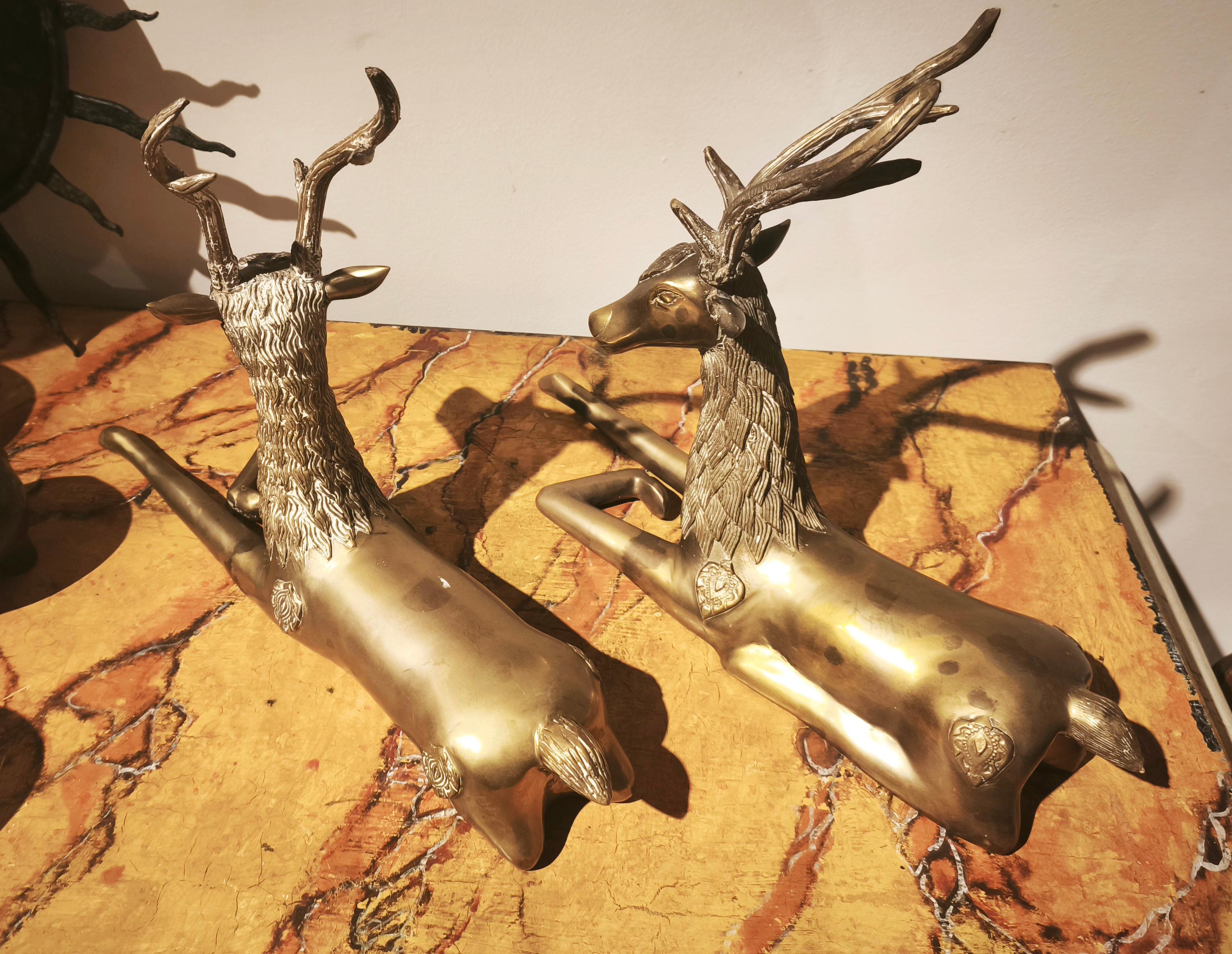 Coppia di cervi reclinabili in bronzo massiccio degli anni '70 in stile Asian Style. in vendita 5
