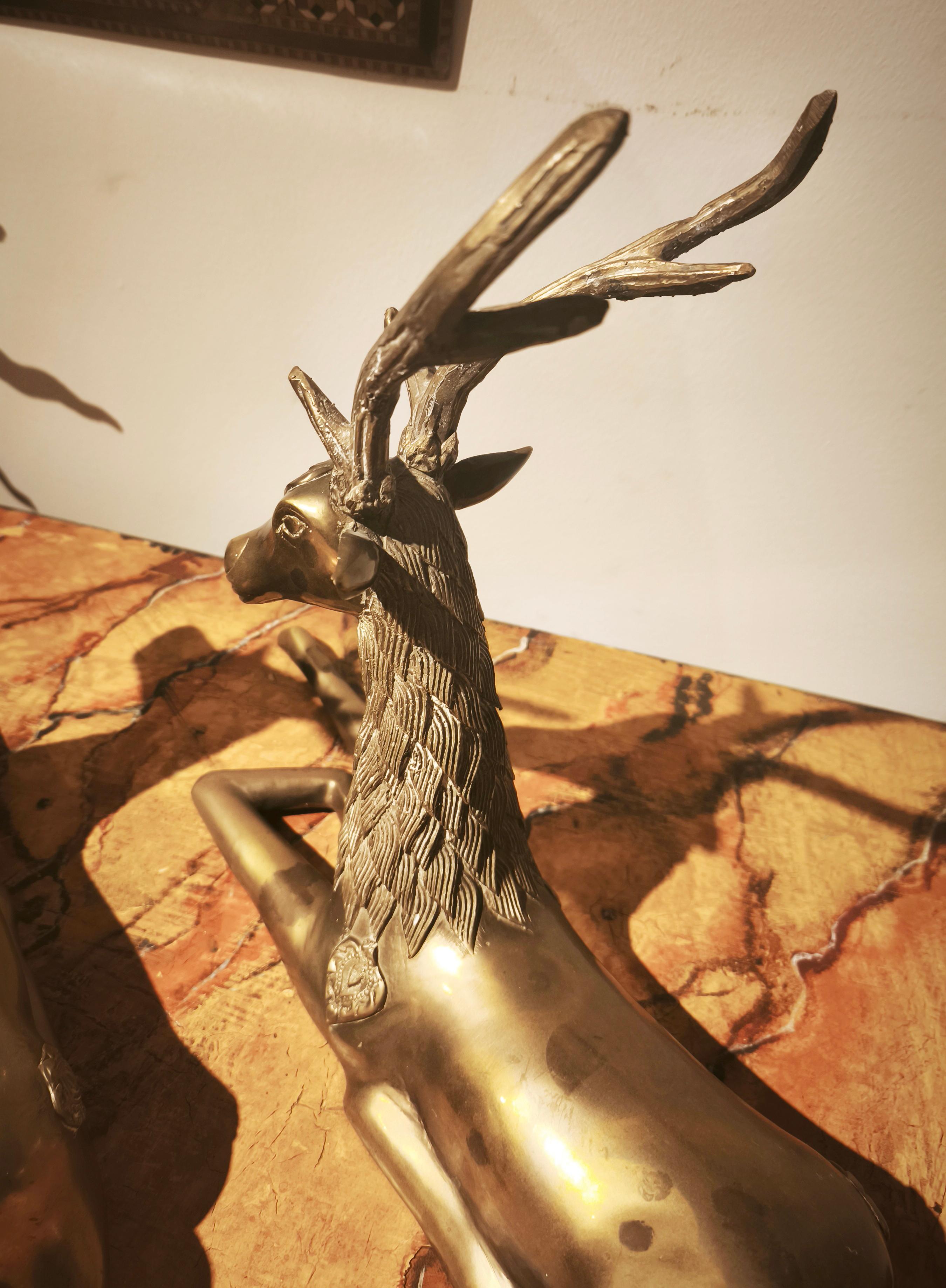 Coppia di cervi reclinabili in bronzo massiccio degli anni '70 in stile Asian Style. in vendita 6