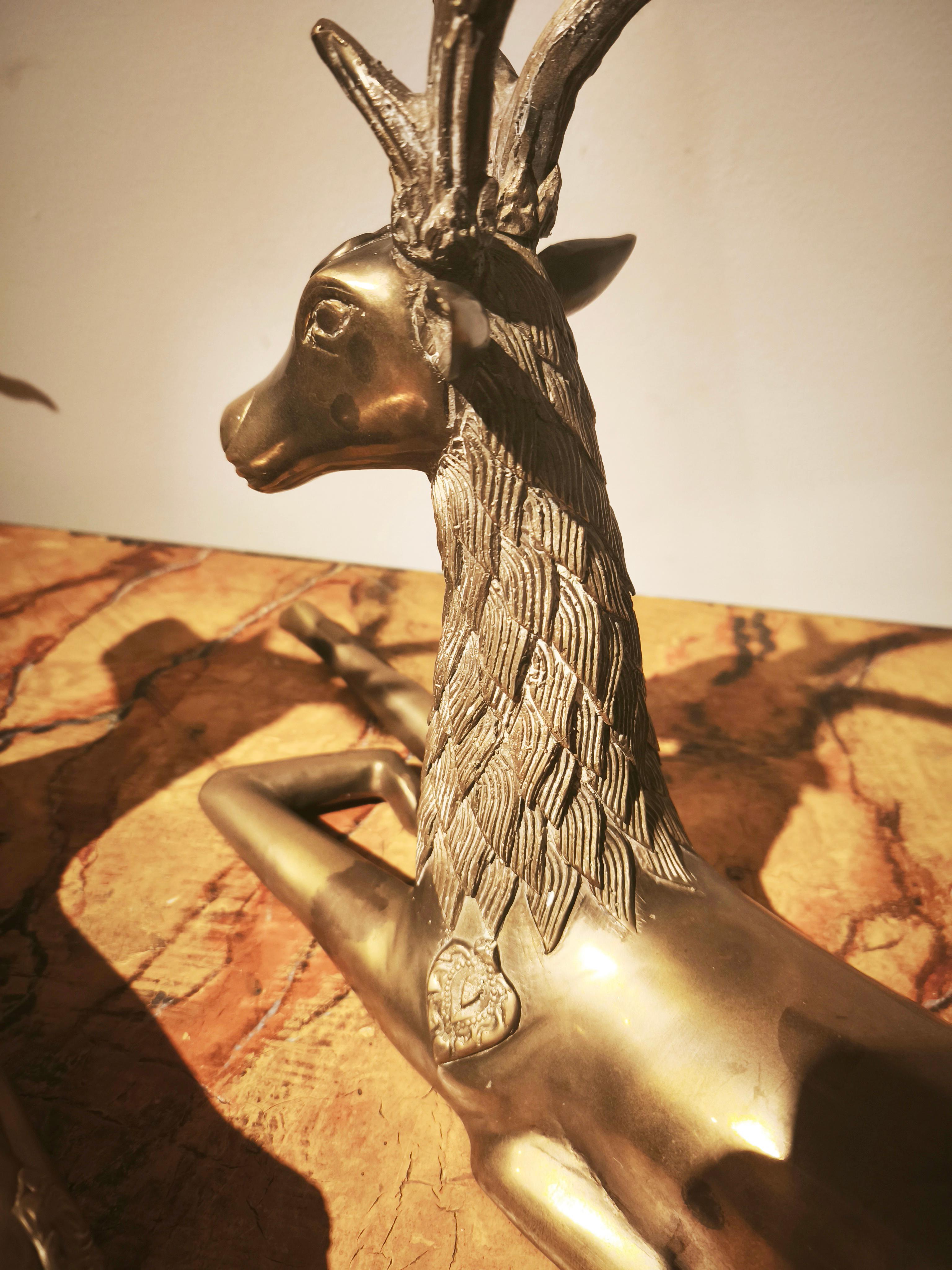 Coppia di cervi reclinabili in bronzo massiccio degli anni '70 in stile Asian Style. in vendita 7