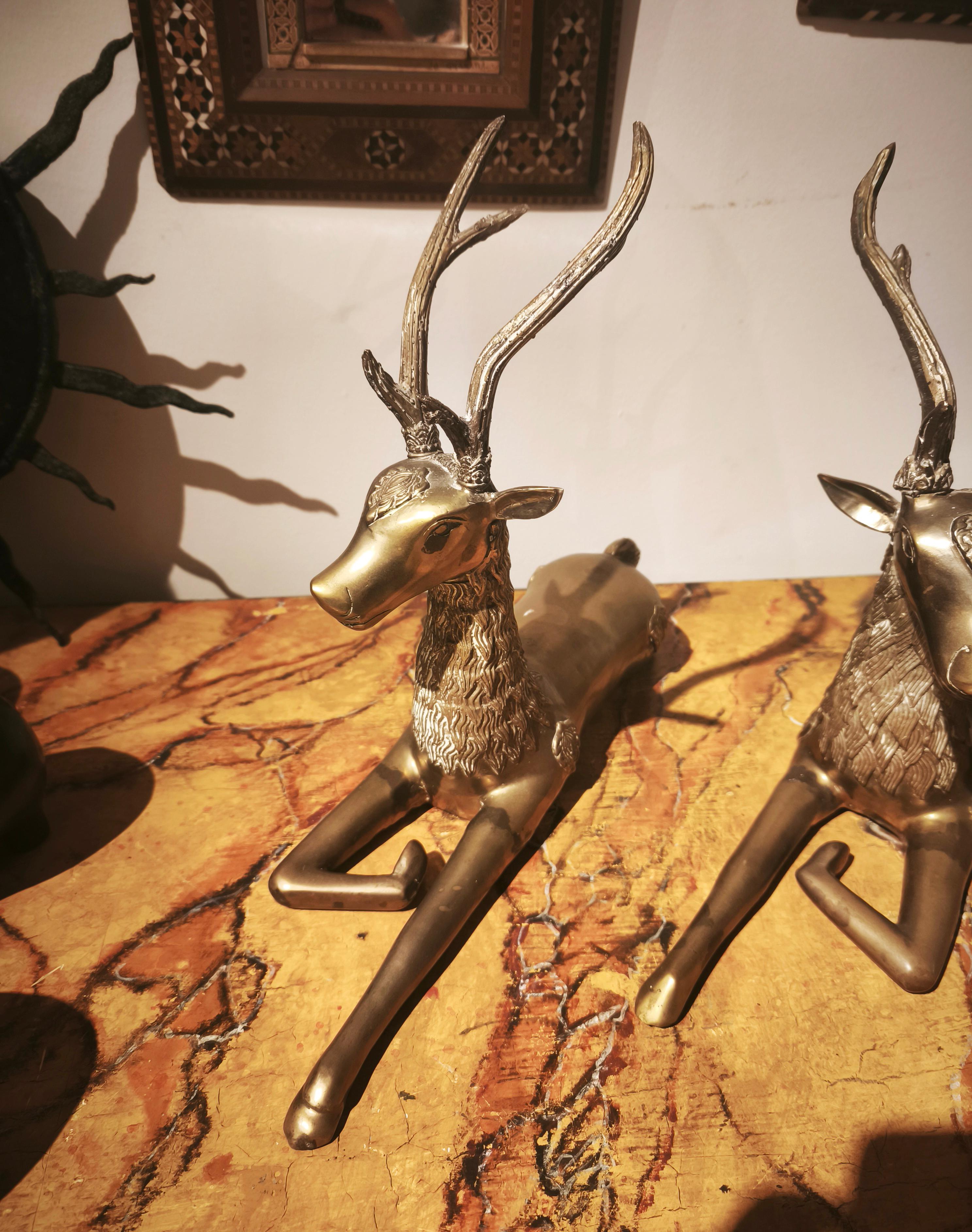 Spagnolo Coppia di cervi reclinabili in bronzo massiccio degli anni '70 in stile Asian Style. in vendita