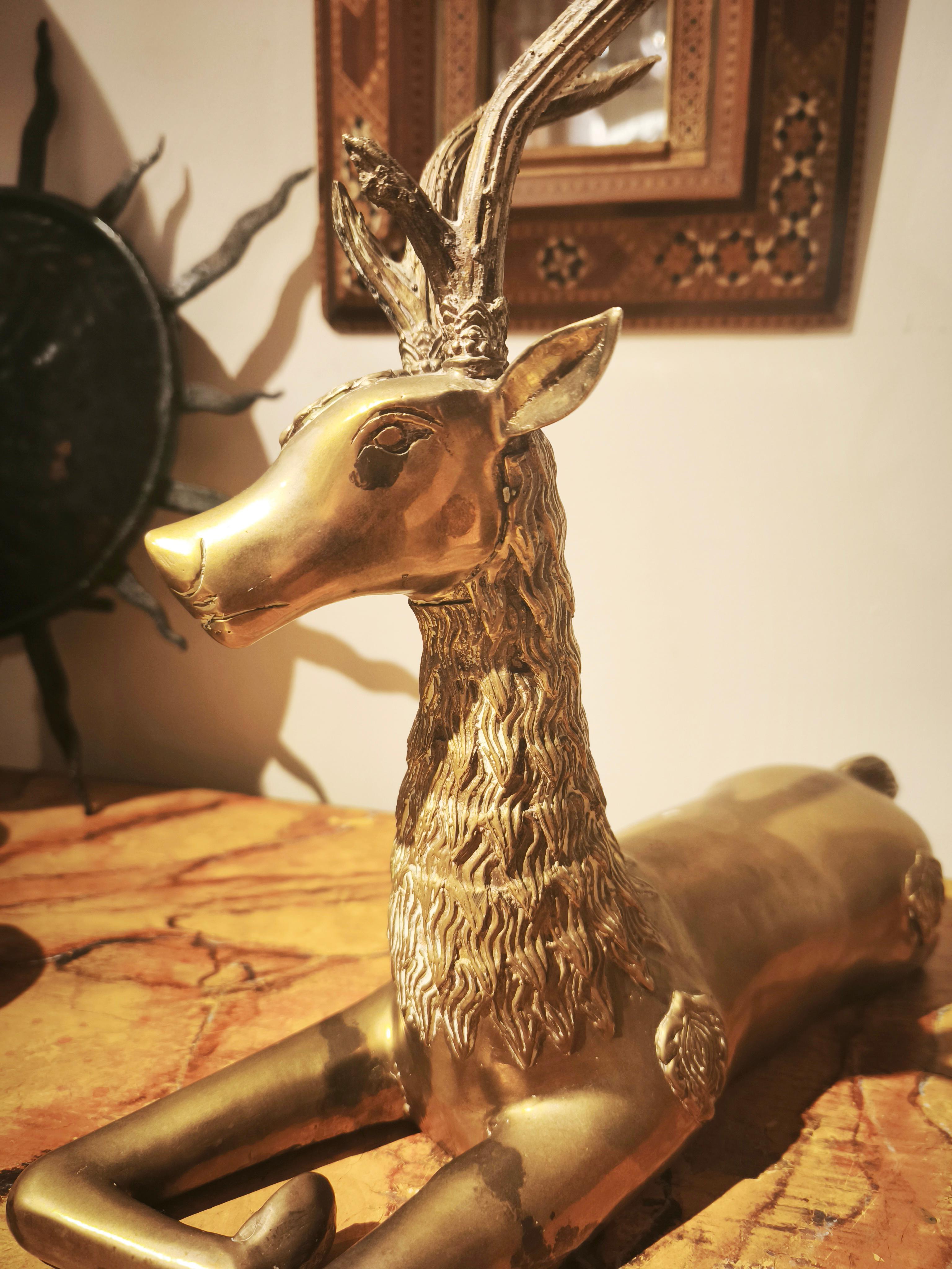 Coppia di cervi reclinabili in bronzo massiccio degli anni '70 in stile Asian Style. In condizioni buone in vendita a Marbella, ES