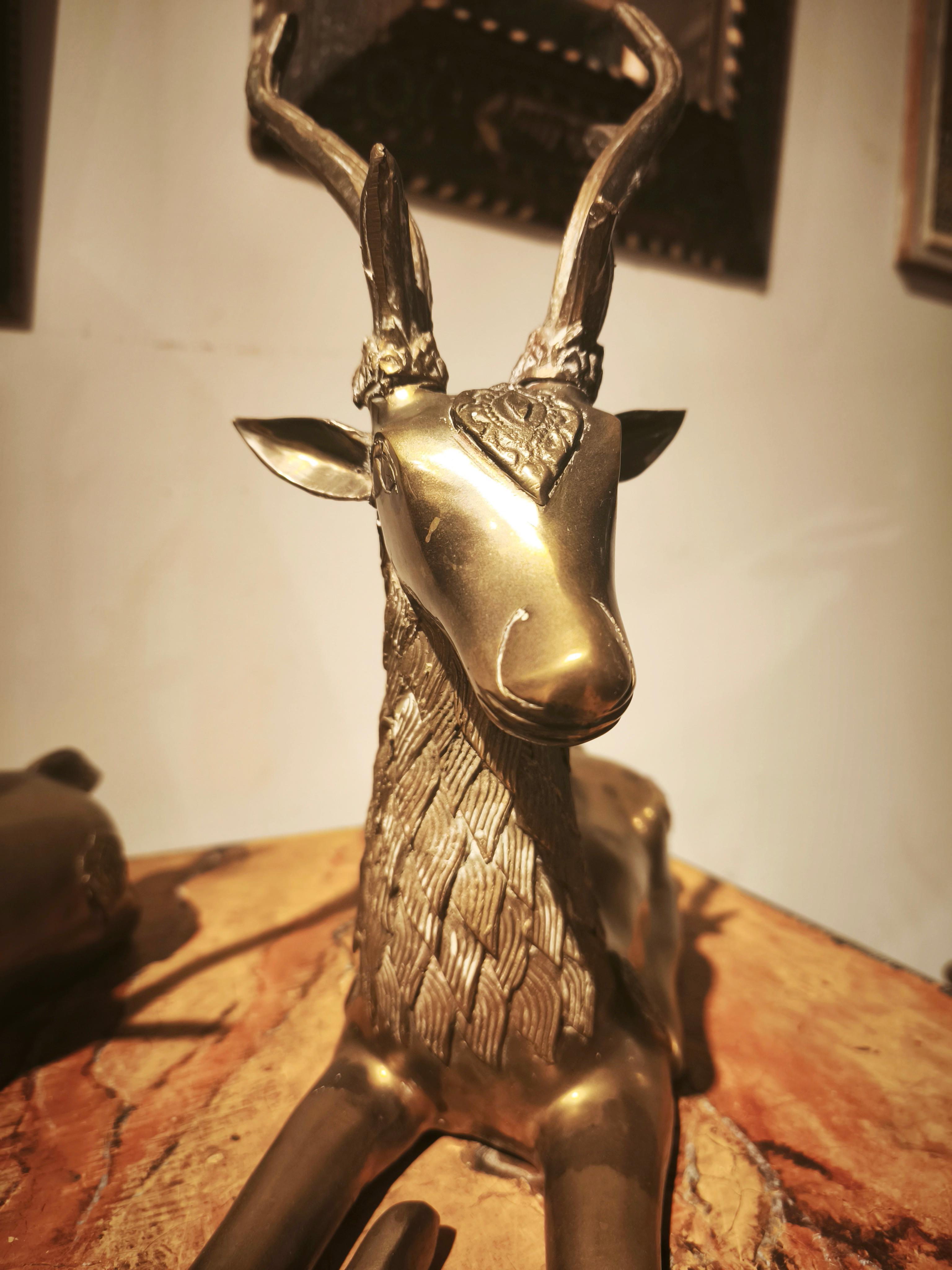 XX secolo Coppia di cervi reclinabili in bronzo massiccio degli anni '70 in stile Asian Style. in vendita