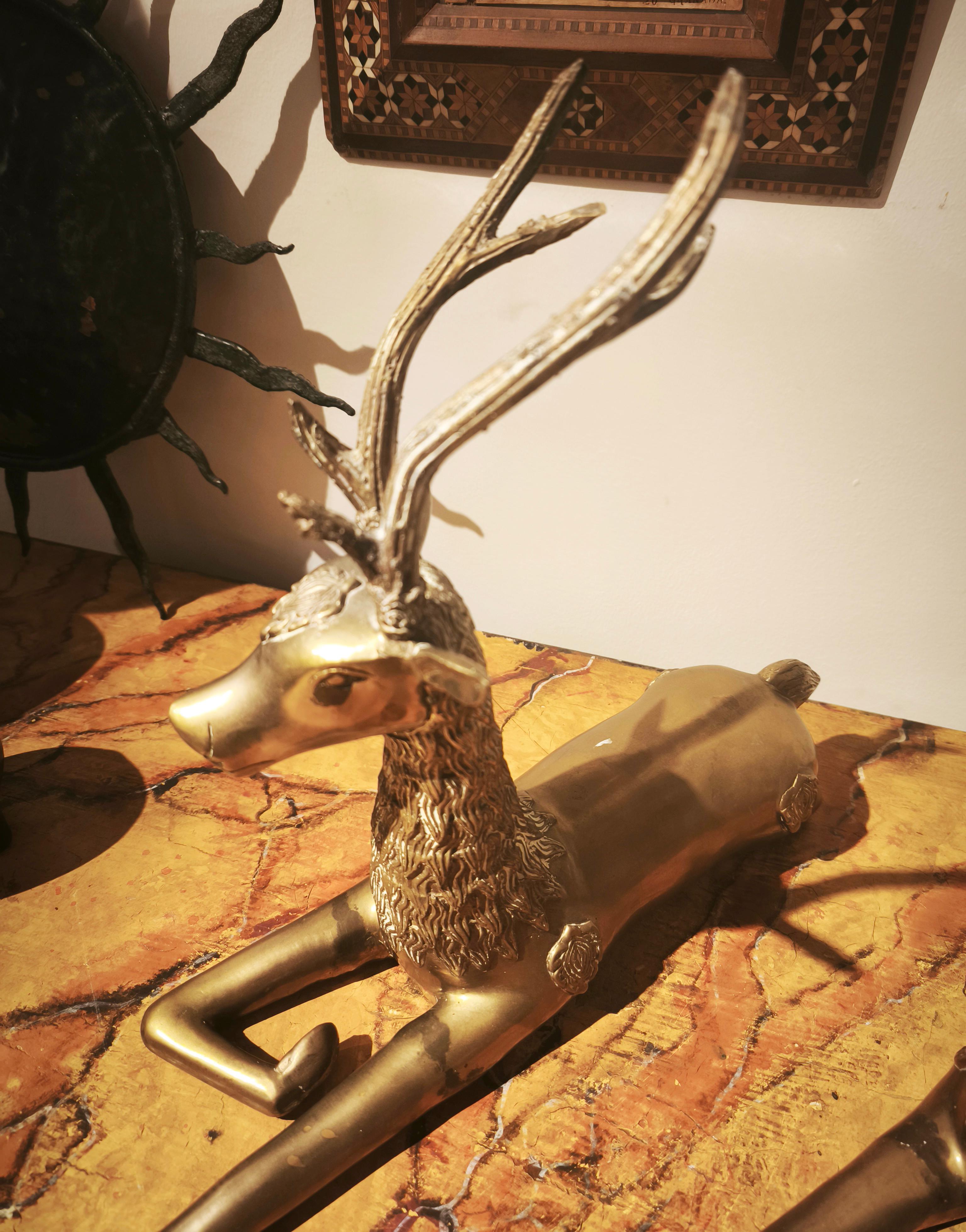 Coppia di cervi reclinabili in bronzo massiccio degli anni '70 in stile Asian Style. in vendita 2
