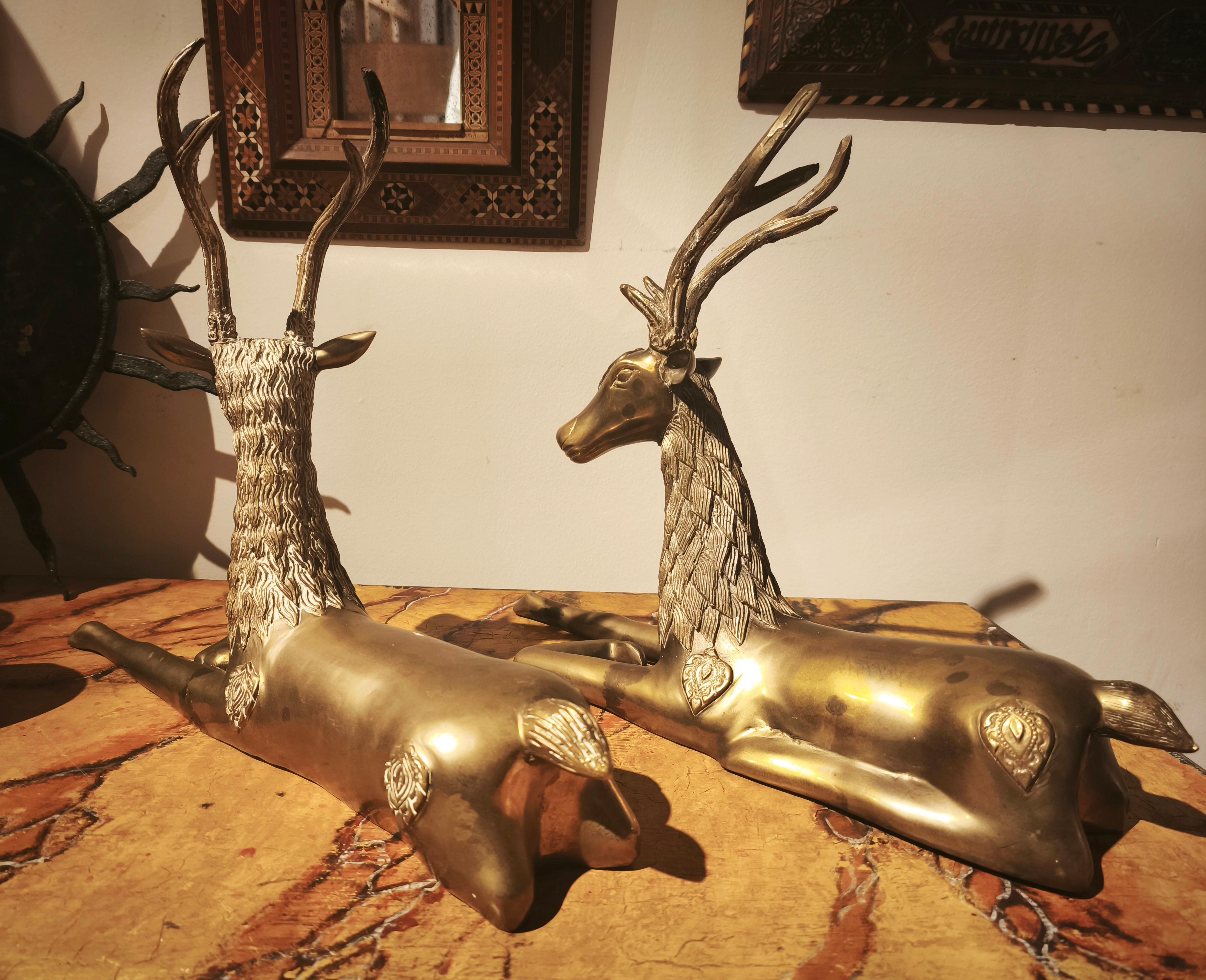 Coppia di cervi reclinabili in bronzo massiccio degli anni '70 in stile Asian Style. in vendita 3
