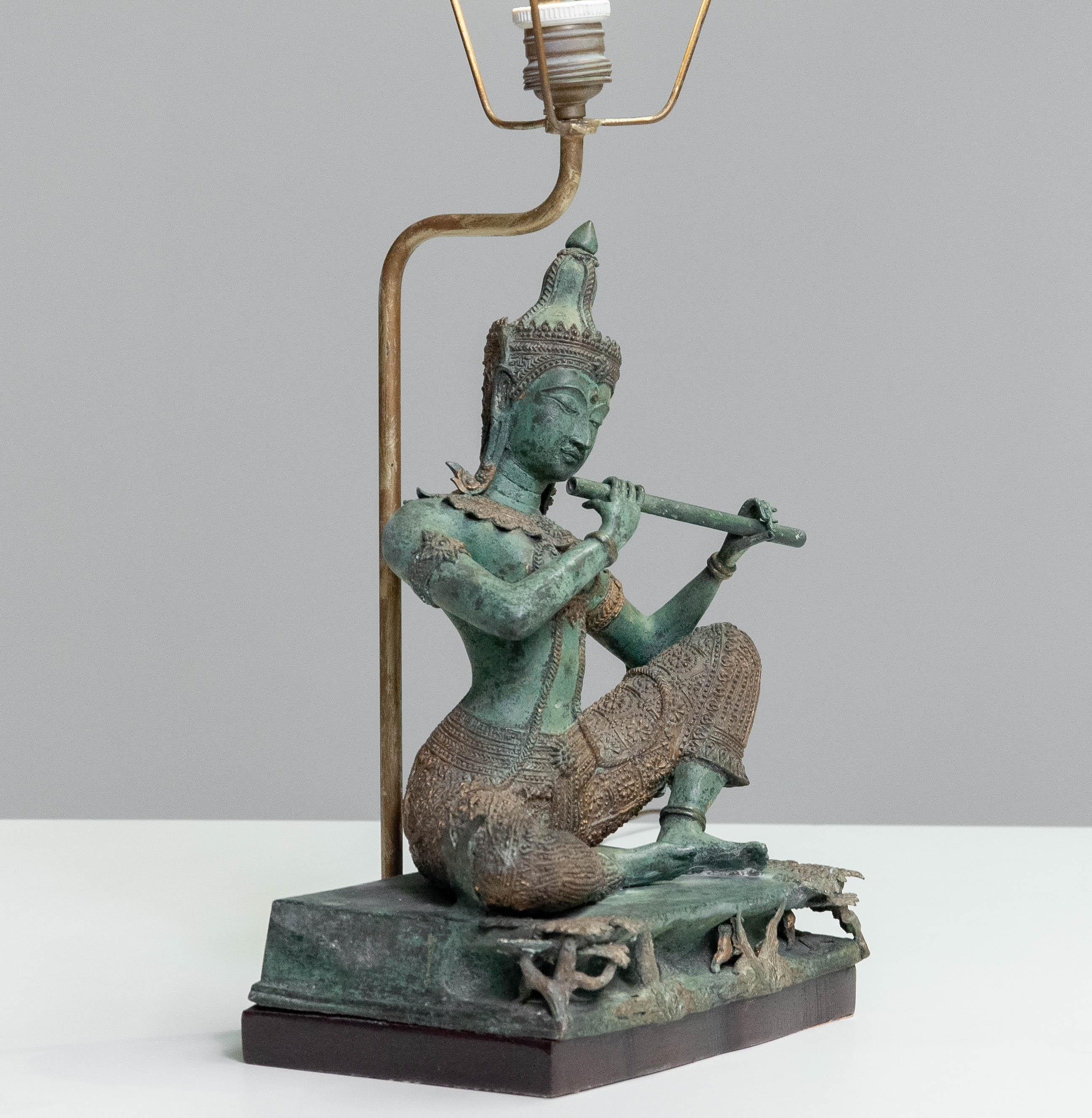 Lampe de bureau asiatique vintage des années 1970 avec statue en bronze et doré de Phra Aphai Mani en vente 3
