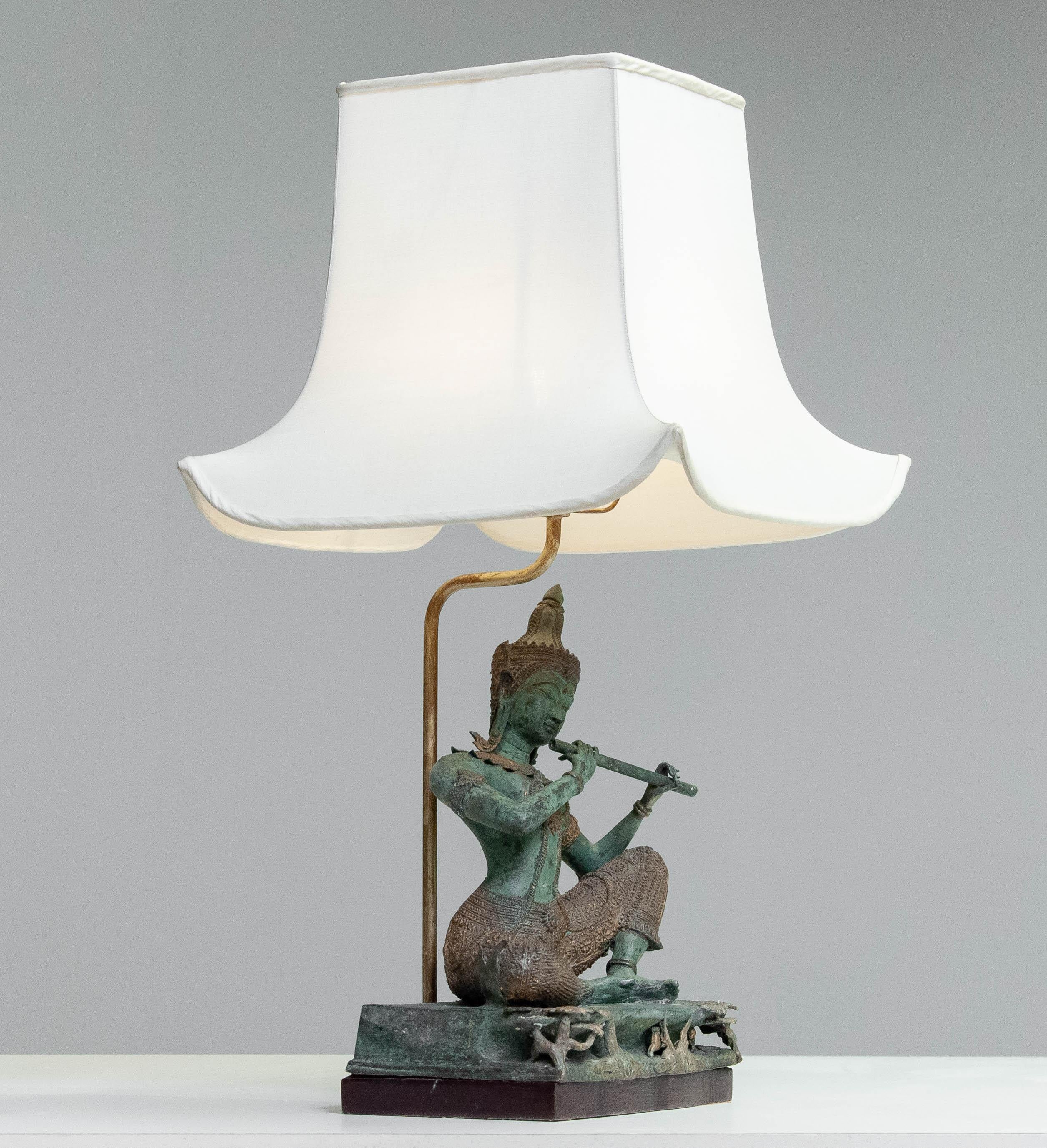 Lampe de bureau asiatique vintage des années 1970 avec statue en bronze et doré de Phra Aphai Mani en vente 4