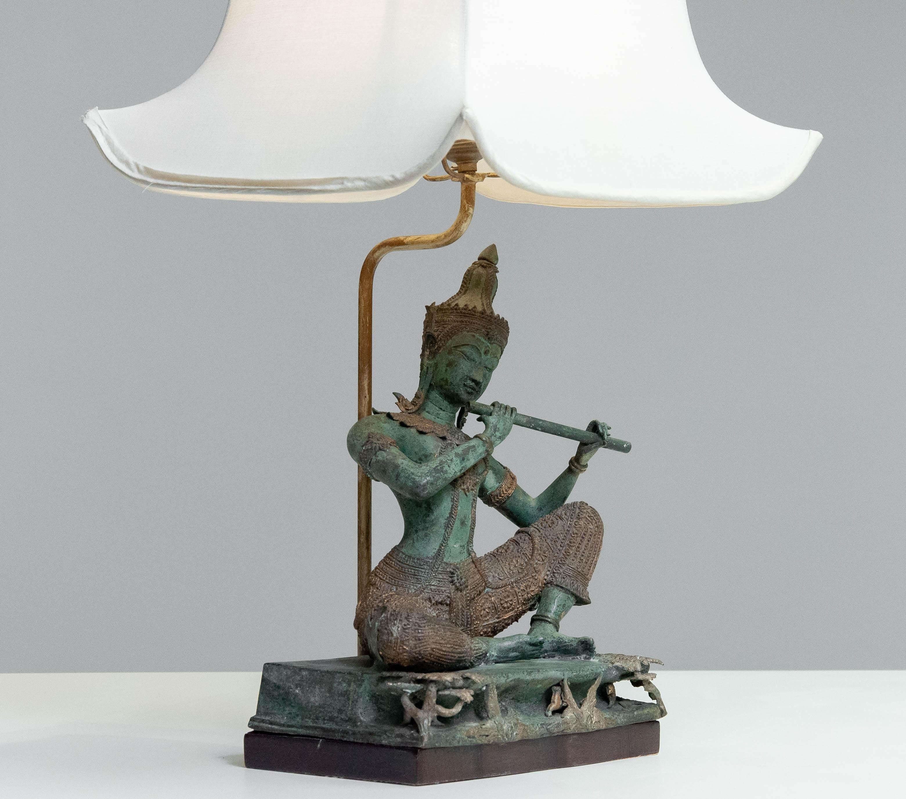 Lampe de bureau asiatique vintage des années 1970 avec statue en bronze et doré de Phra Aphai Mani Bon état - En vente à Silvolde, Gelderland