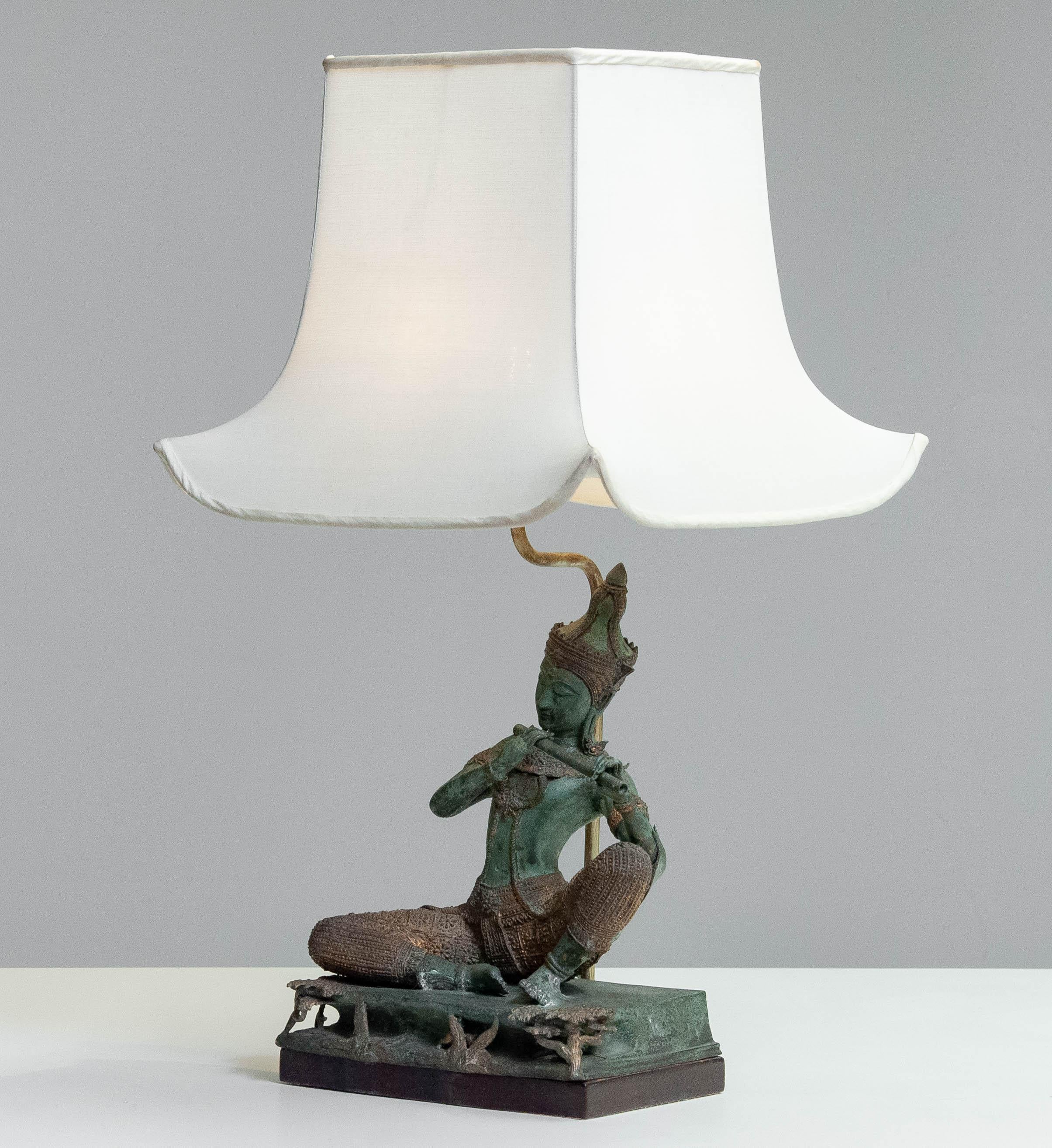 Fin du 20e siècle Lampe de bureau asiatique vintage des années 1970 avec statue en bronze et doré de Phra Aphai Mani en vente