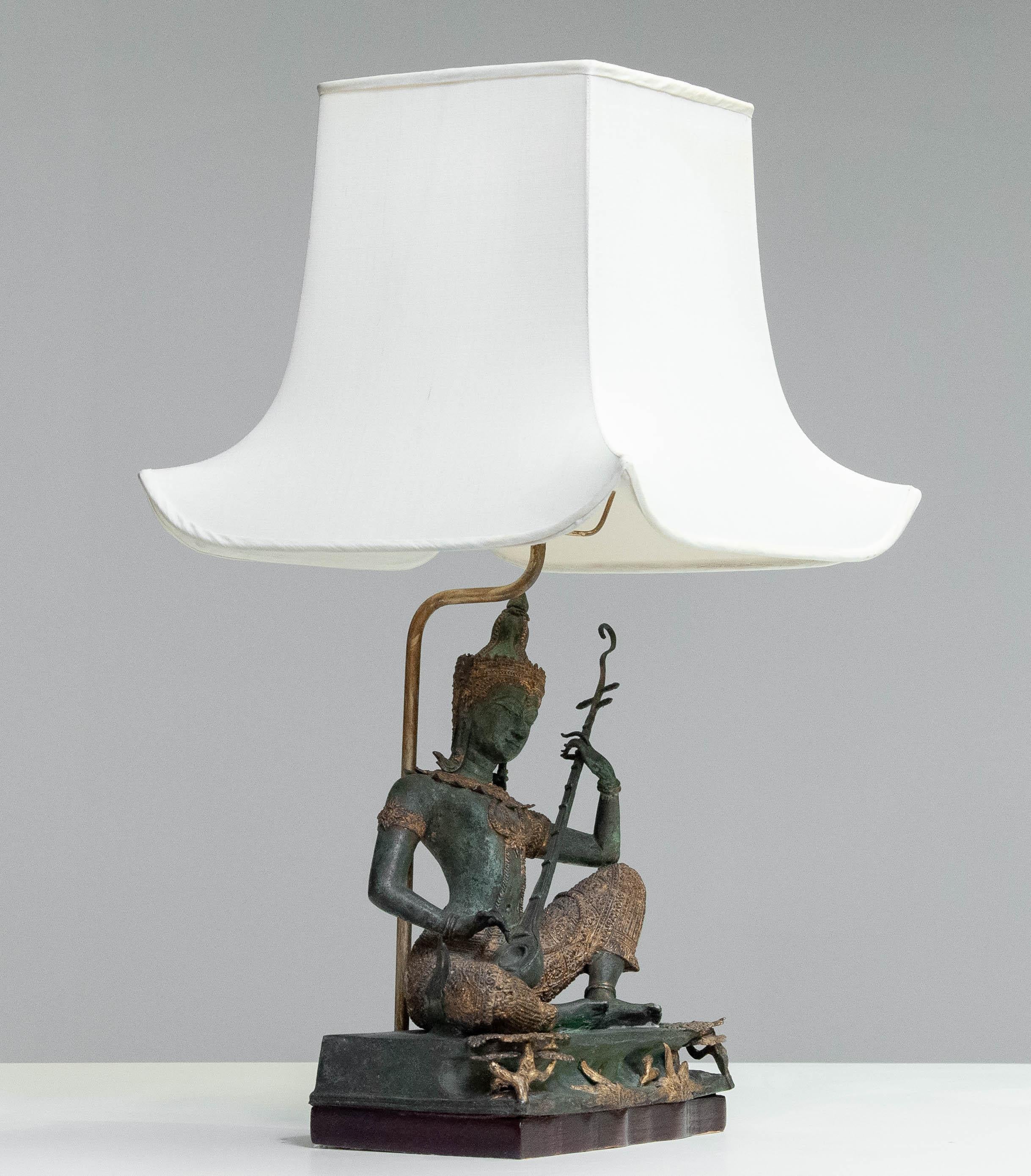 Lampe de bureau asiatique vintage des années 1970 avec statue en bronze et doré de Phra Aphai Mani en vente 1