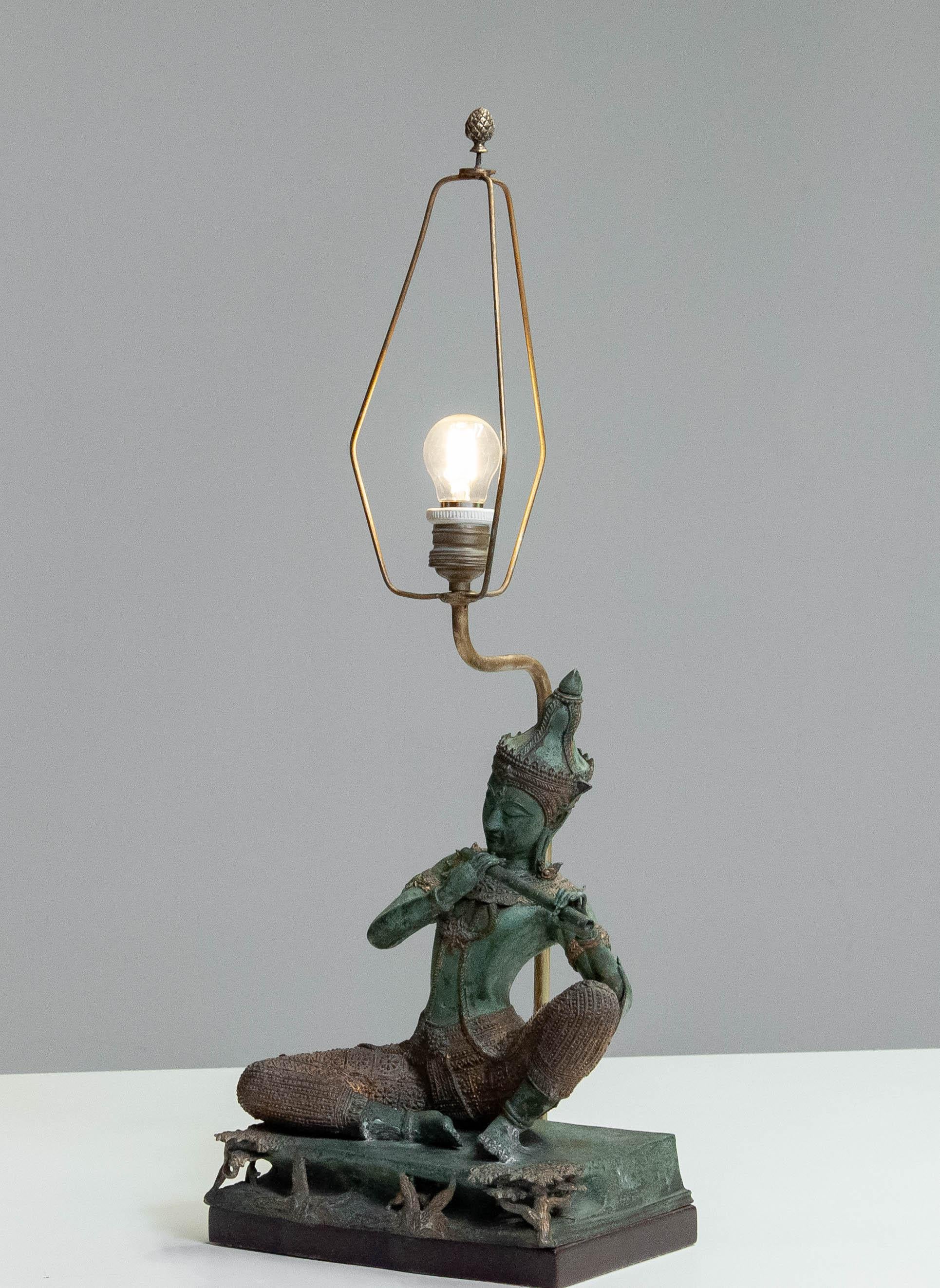 Lampe de bureau asiatique vintage des années 1970 avec statue en bronze et doré de Phra Aphai Mani en vente 1