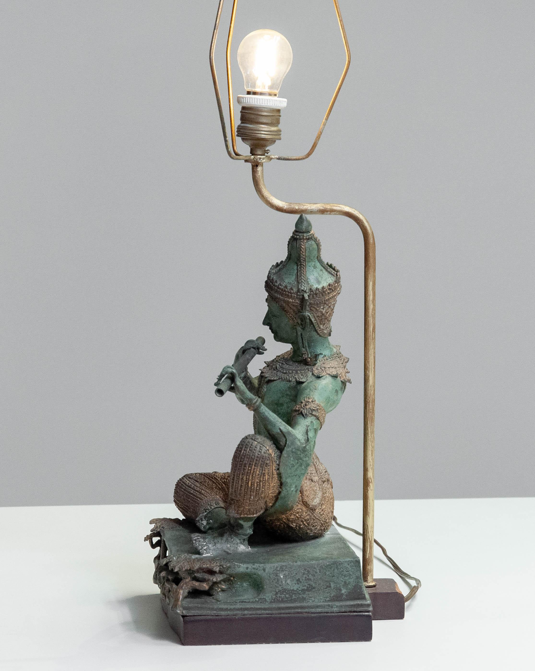 Lampe de bureau asiatique vintage des années 1970 avec statue en bronze et doré de Phra Aphai Mani en vente 2