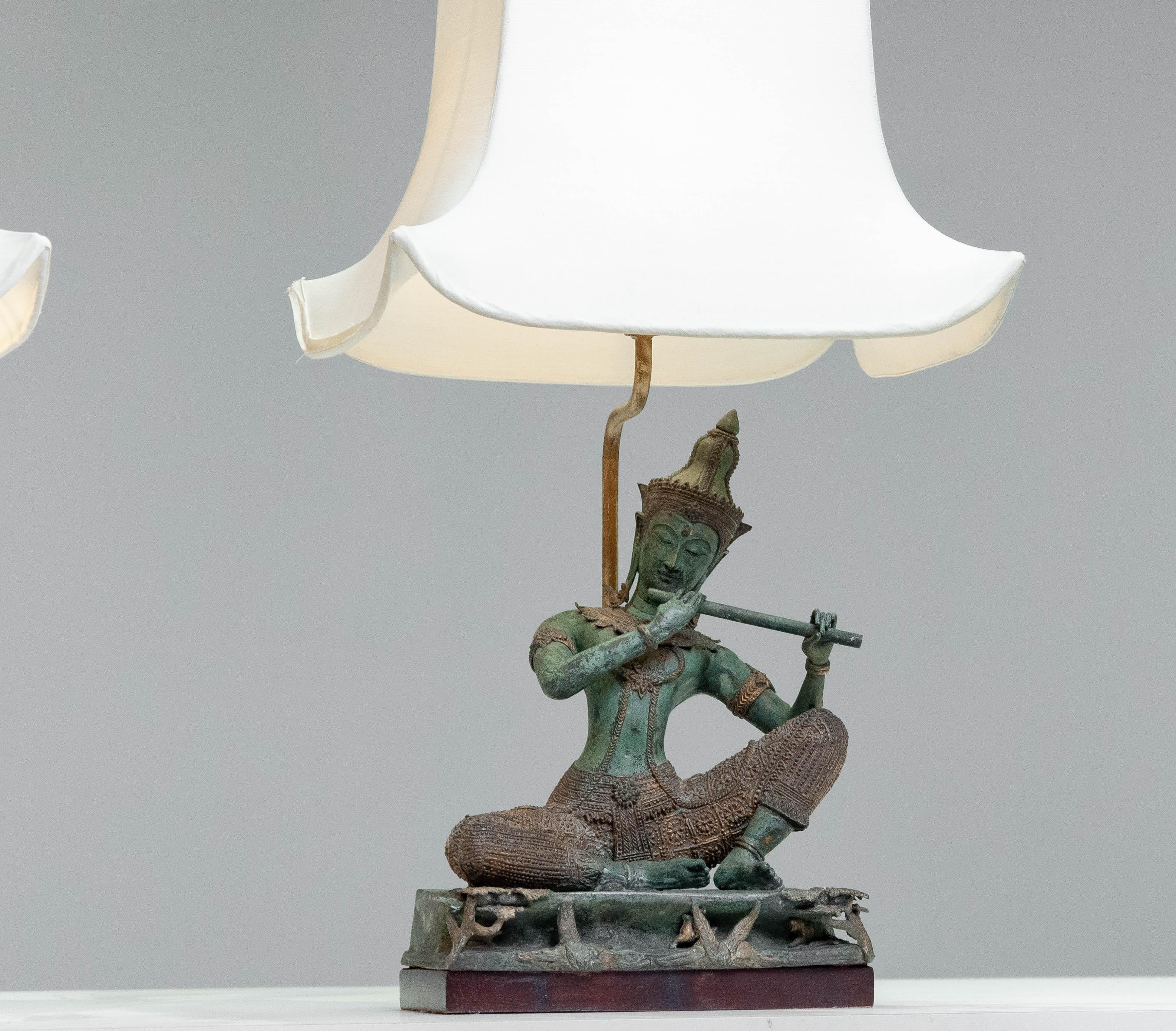 Thaïlandais Lampes de table asiatiques vintage des années 1970 avec statues en bronze et dorure de Phra Aphai Mani en vente