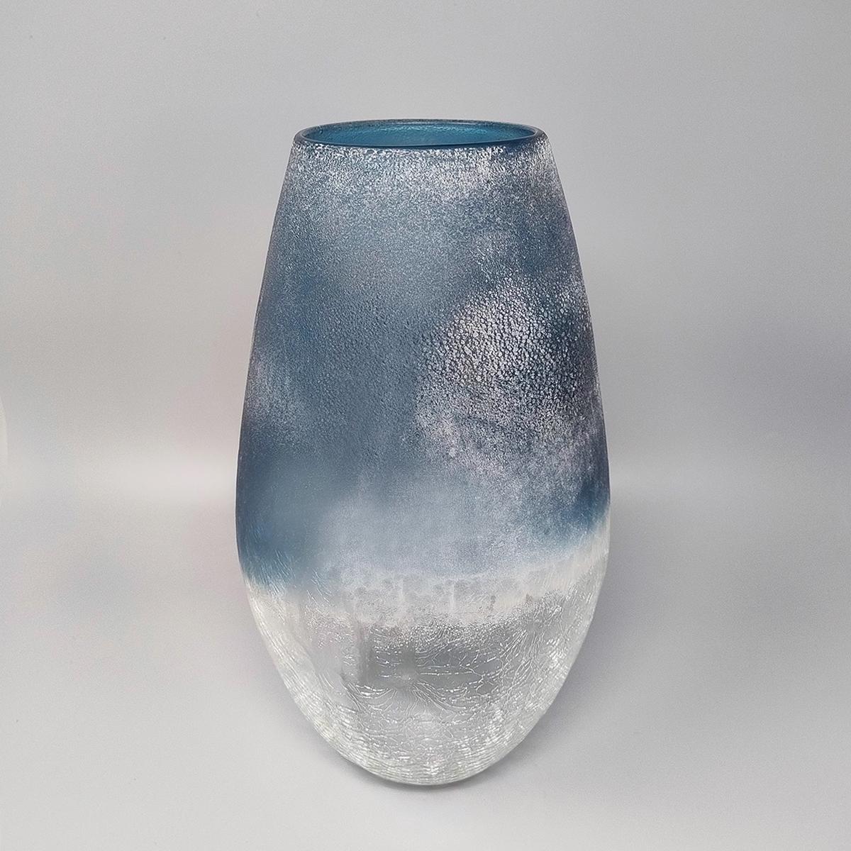 1970er Jahre Erstaunliche blaue Vase von Arte Vetro aus mattiertem Glas. Hergestellt in Italien. Der Artikel ist in ausgezeichnetem Zustand. Diese Vase ist einzigartig.
Dimension:
Durchmesser 7,08 x 14,56 H Zoll
Durchmesser 18 cm x 37 H cm