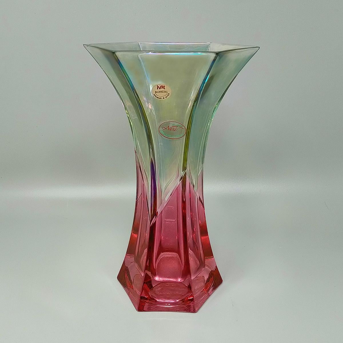 1970er Jahre Exquisite handgefertigte grüne und rosa Vase von Neri aus Kristall. Hergestellt in Italien. Diese Vase ist in ausgezeichnetem Zustand. Signiert mit seinem Original Label.
Dimension:
Durchmesser 6,29 x 10,23 H Zoll
Durchmesser 16 cm x 26