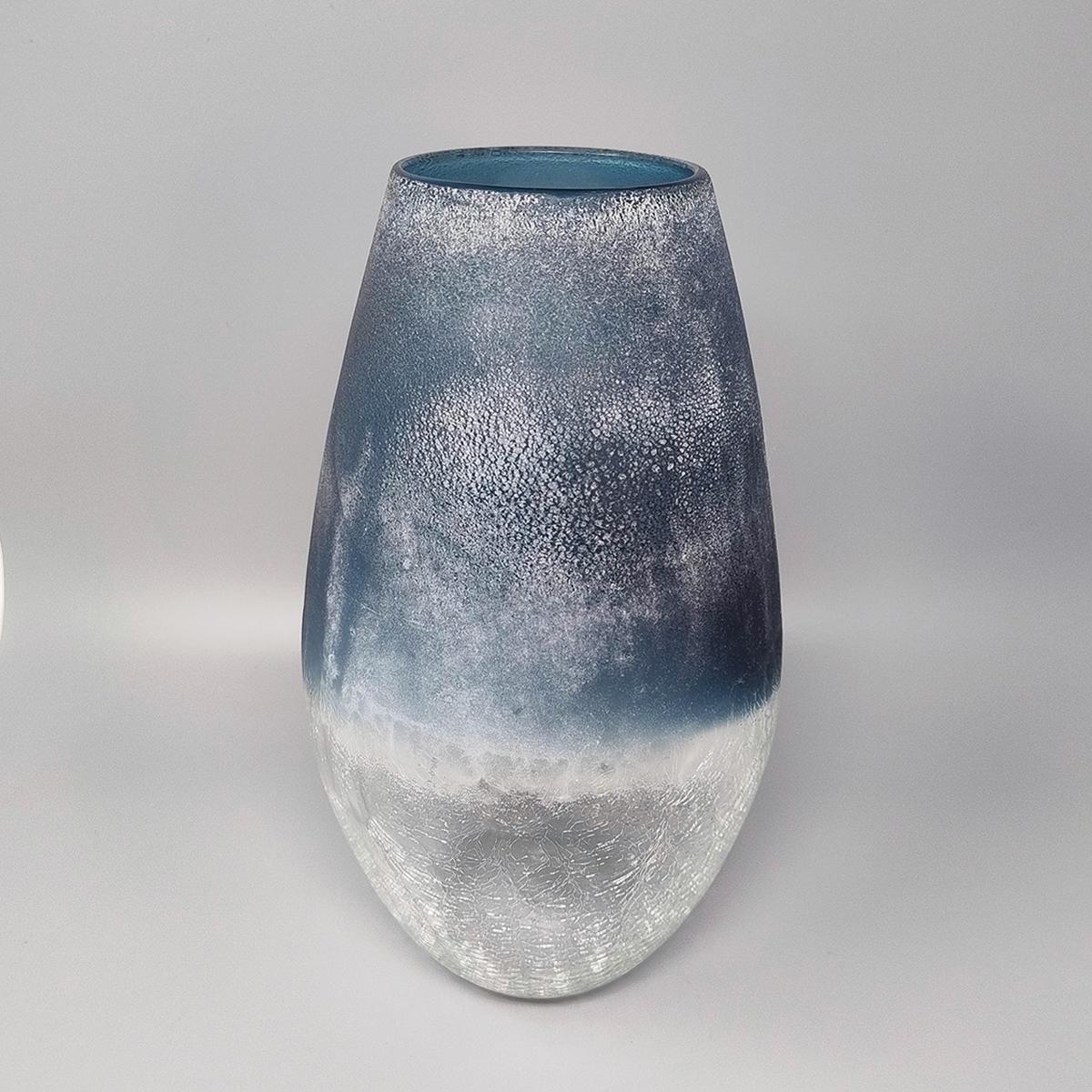 1970er Jahre Erstaunliche blaue Vase von Arte Vetro aus mattiertem Glas. Hergestellt in Italien (Moderne der Mitte des Jahrhunderts) im Angebot