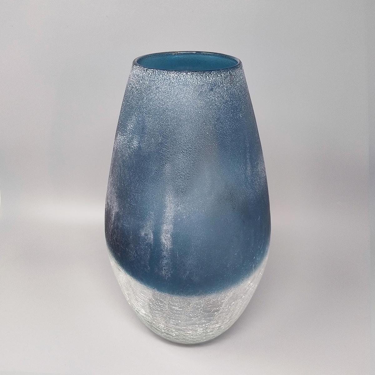 1970er Jahre Erstaunliche blaue Vase von Arte Vetro aus mattiertem Glas. Hergestellt in Italien (Italienisch) im Angebot