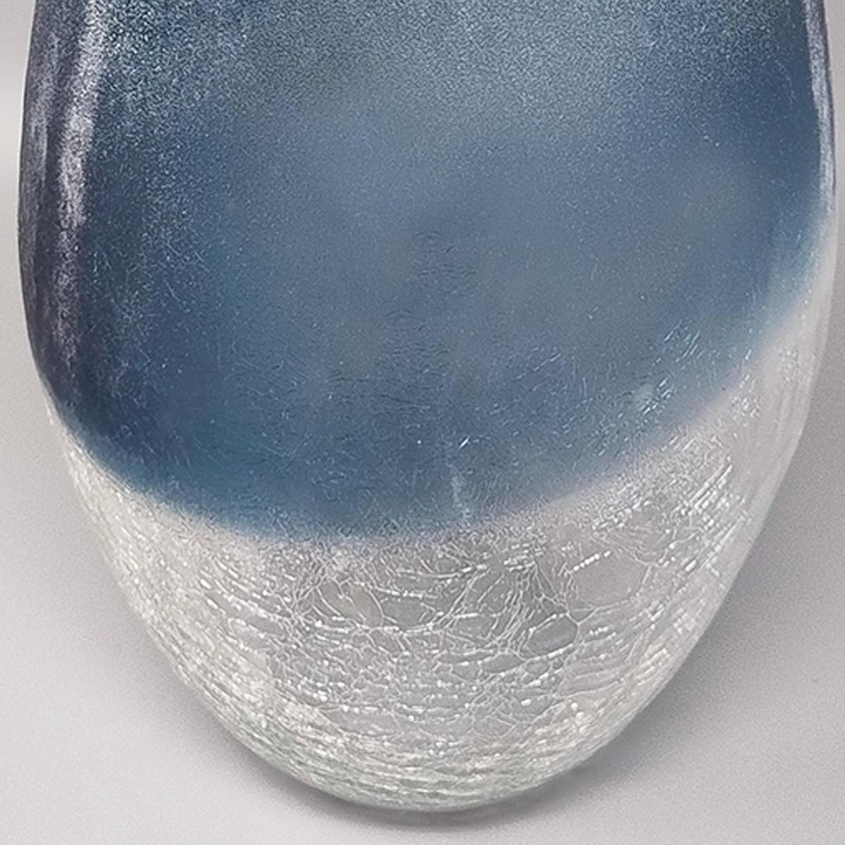 1970er Jahre Erstaunliche blaue Vase von Arte Vetro aus mattiertem Glas. Hergestellt in Italien im Angebot 1