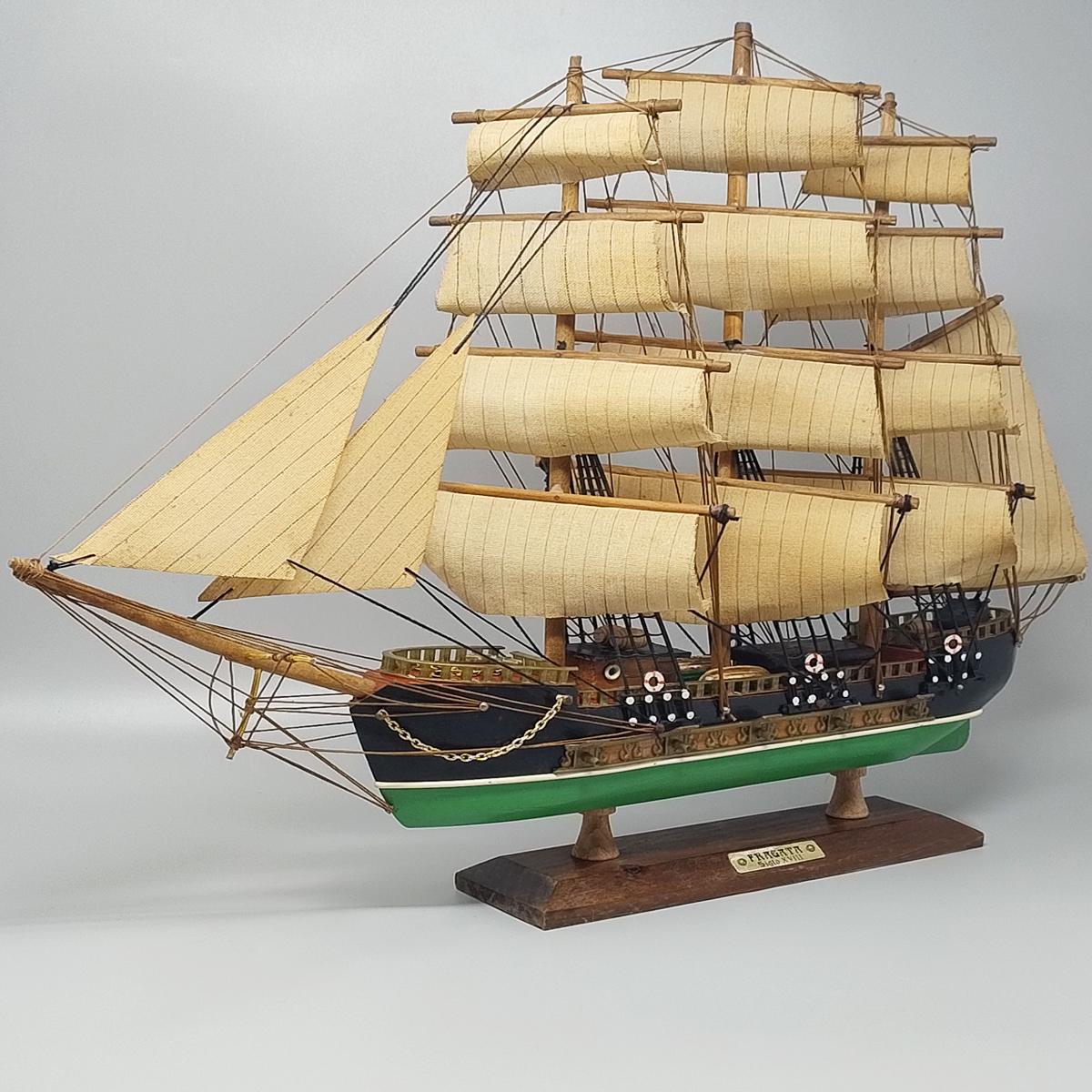 1970s Astonishing Fragata Siglo XVIII Model Ship in walnut wood. Handmade. Made in England. This model is amazing and in excellent condition and all handmade. A true piece of history.

Dimension: 
22,83 x 3,54 x 17,71 H inches
cm 58 x cm 9 x cm 45