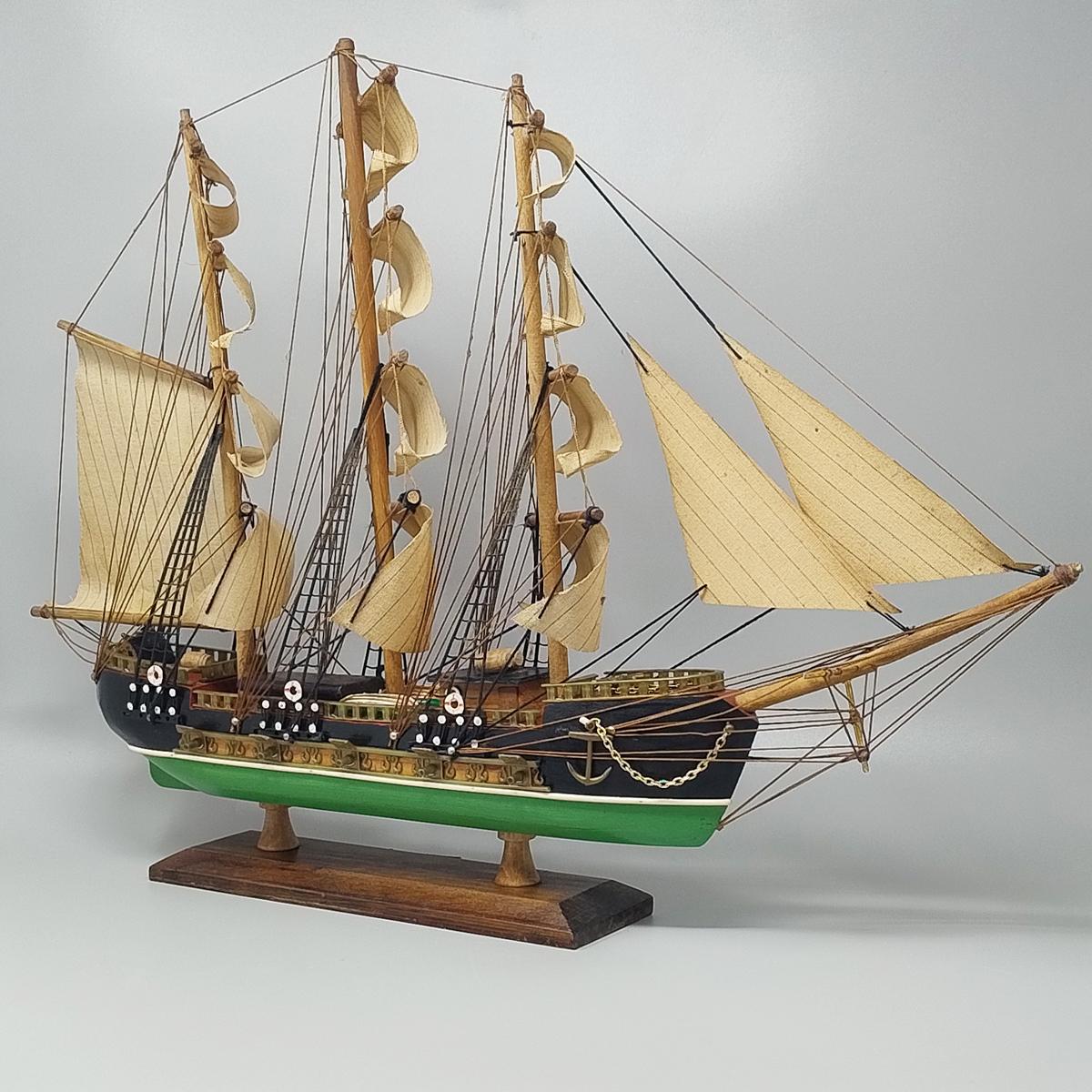 Mid-Century Modern 1970s Astonishing Fragata Siglo XVIII Model Ship. Handmade. Made in England For Sale