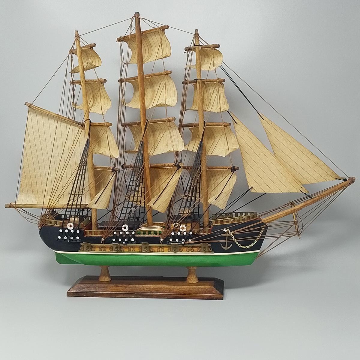 Italian 1970s Astonishing Fragata Siglo XVIII Model Ship. Handmade. Made in England For Sale