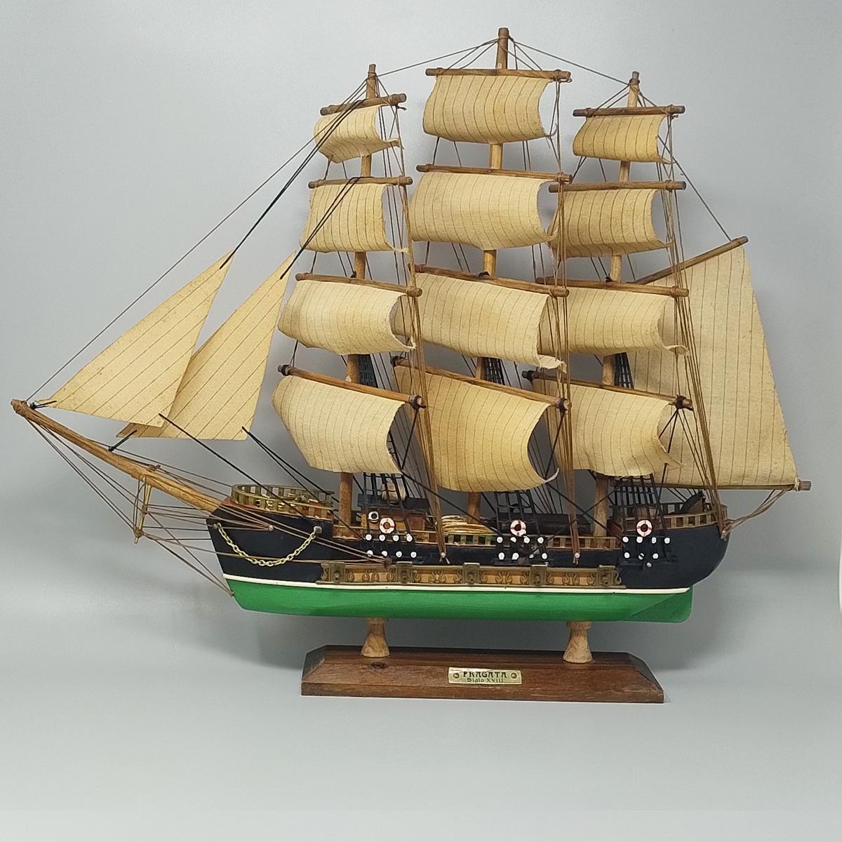 1970s Astonishing Fragata Siglo XVIII Model Ship. Handmade. Made in England In Excellent Condition For Sale In Milano, IT