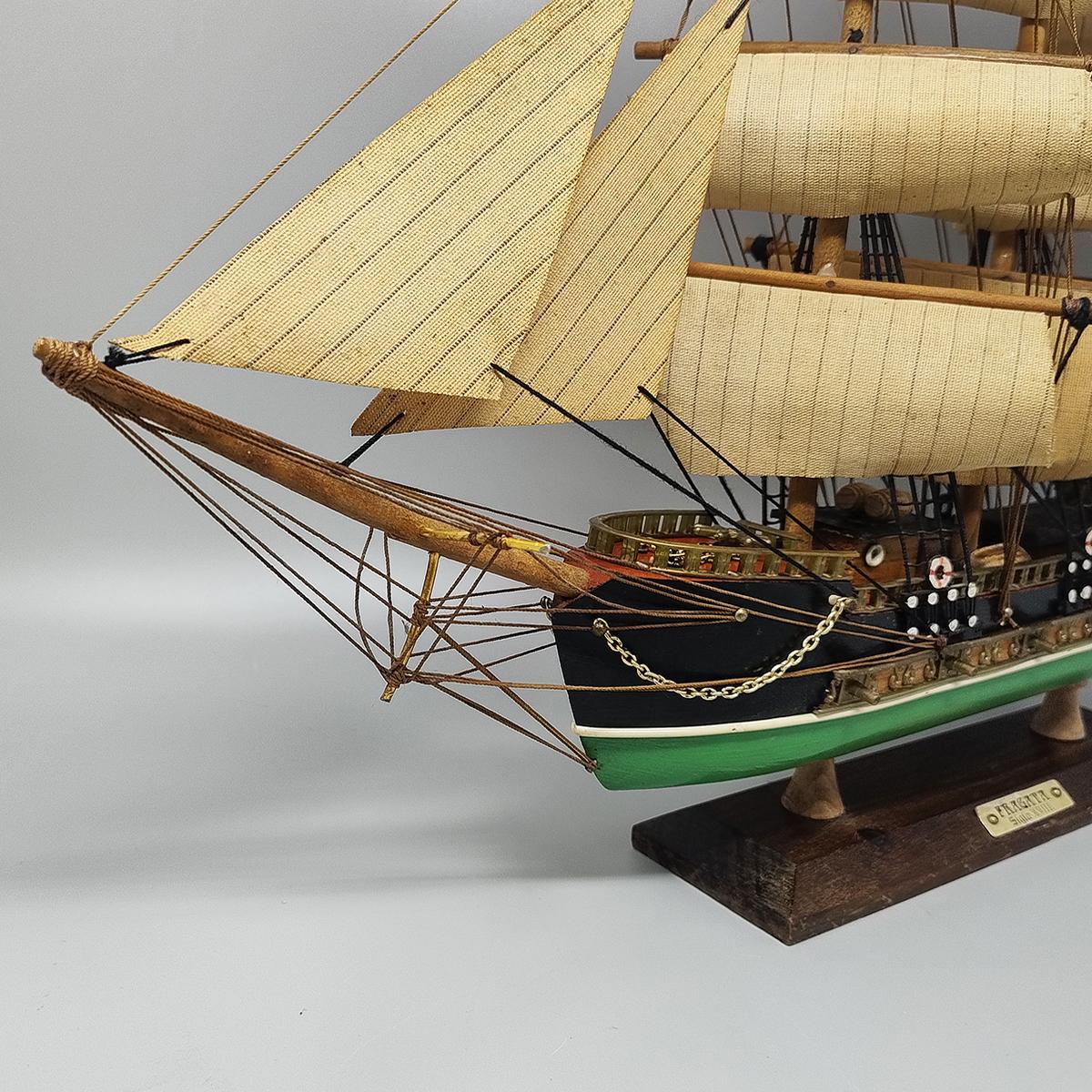 Late 20th Century 1970s Astonishing Fragata Siglo XVIII Model Ship. Handmade. Made in England For Sale