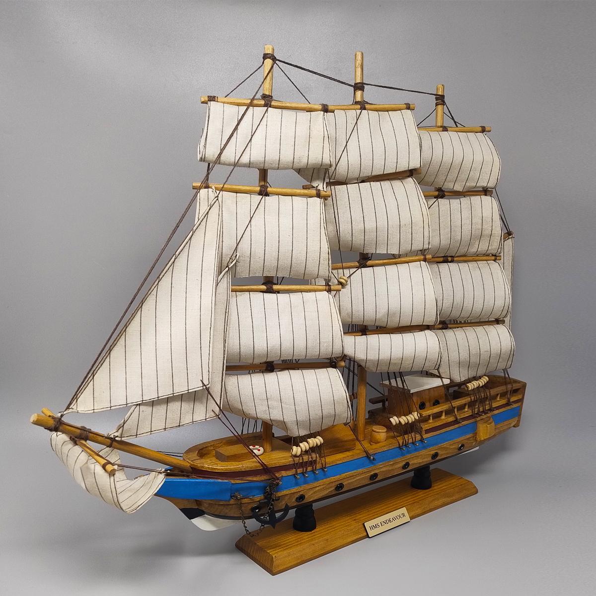 1970s Asombrosa maqueta de barco HMS Endeavour en madera de nogal. Hecho a mano. Fabricado en Inglaterra. Este modelo es increíble y está en excelentes condiciones y todo hecho a mano. Un verdadero pedazo de historia.
Dimensión: 
19,68 x 3,54 x